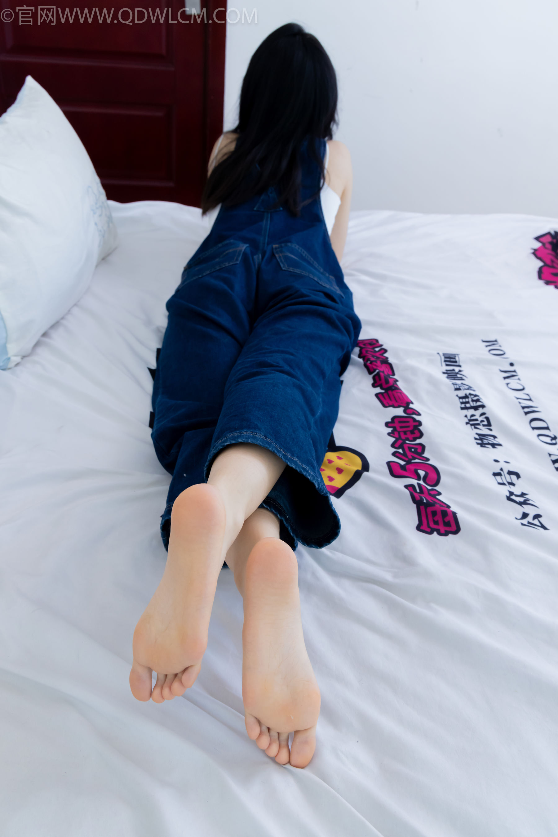 正妹嘟嘟牛仔背带裤居家女友视角写真