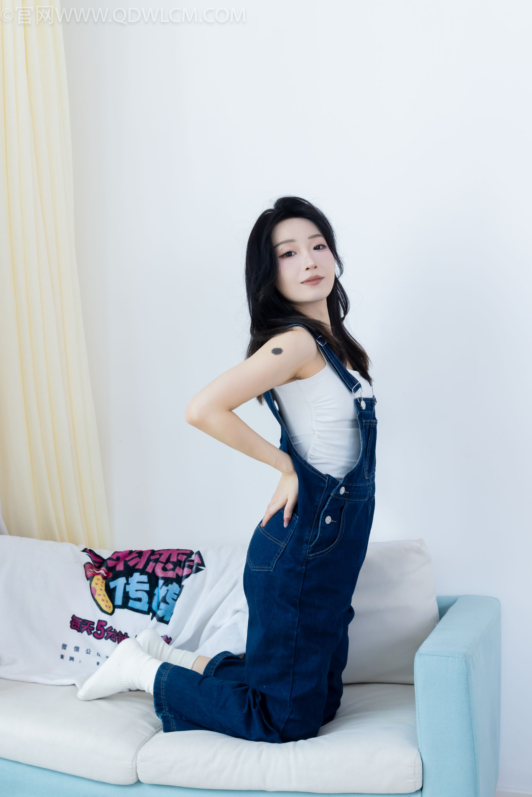 正妹嘟嘟牛仔背带裤居家女友视角写真