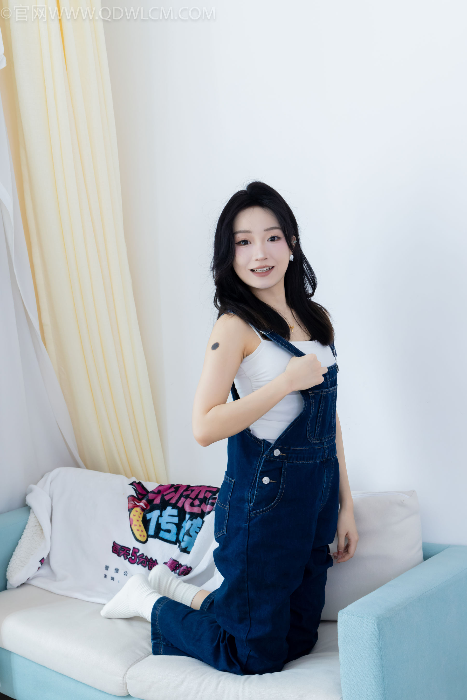 正妹嘟嘟牛仔背带裤居家女友视角写真