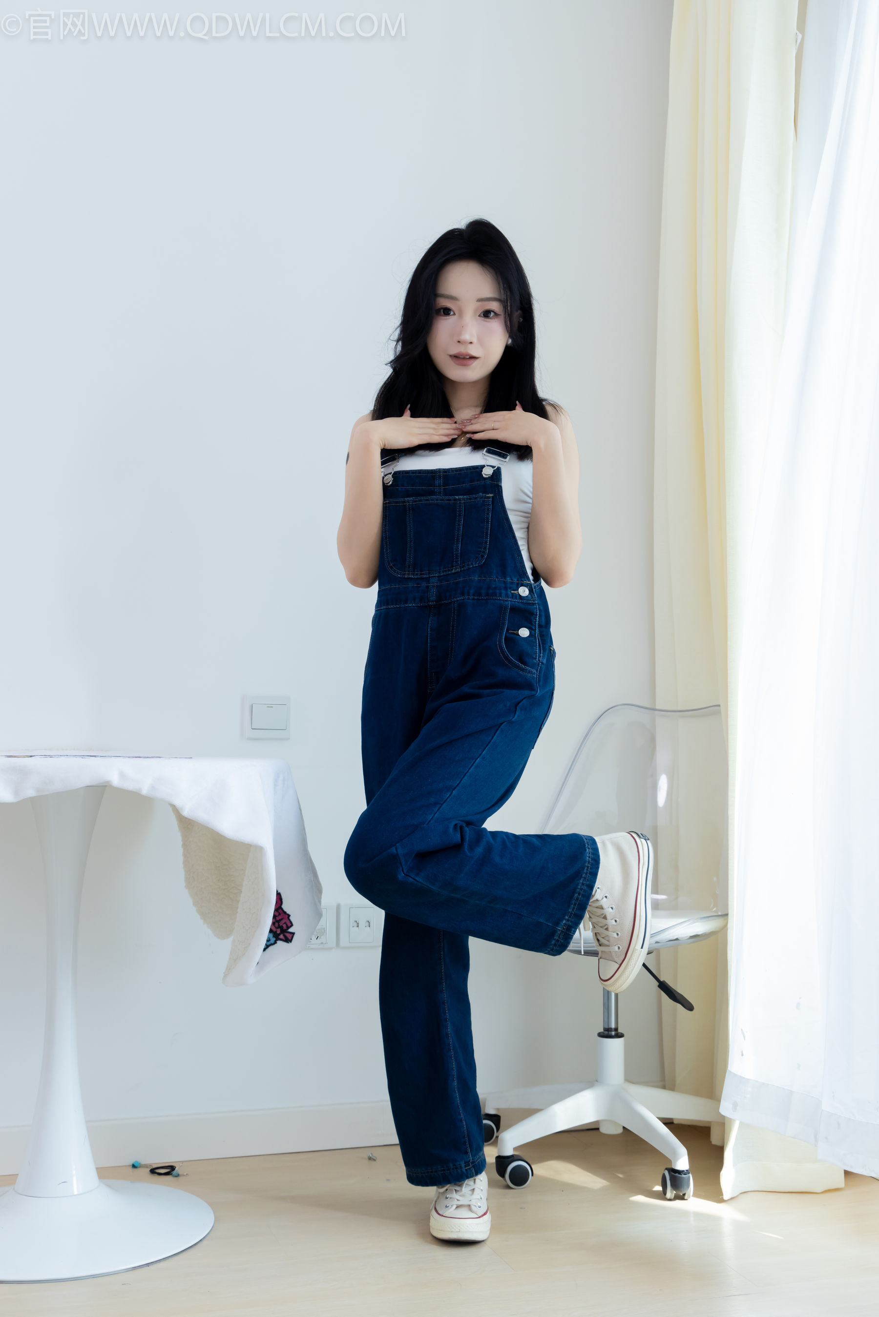 正妹嘟嘟牛仔背带裤居家女友视角写真