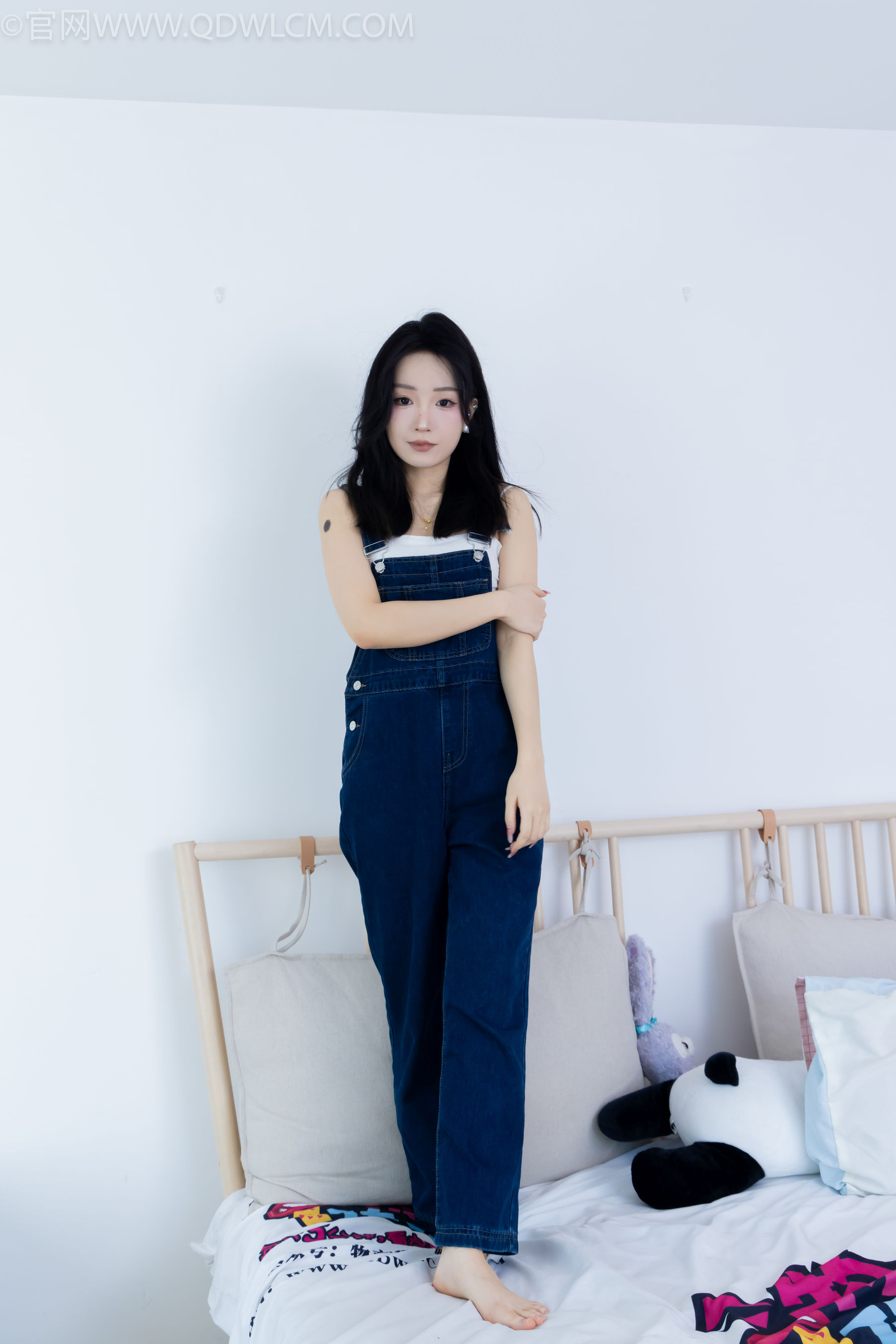 正妹嘟嘟牛仔背带裤居家女友视角写真