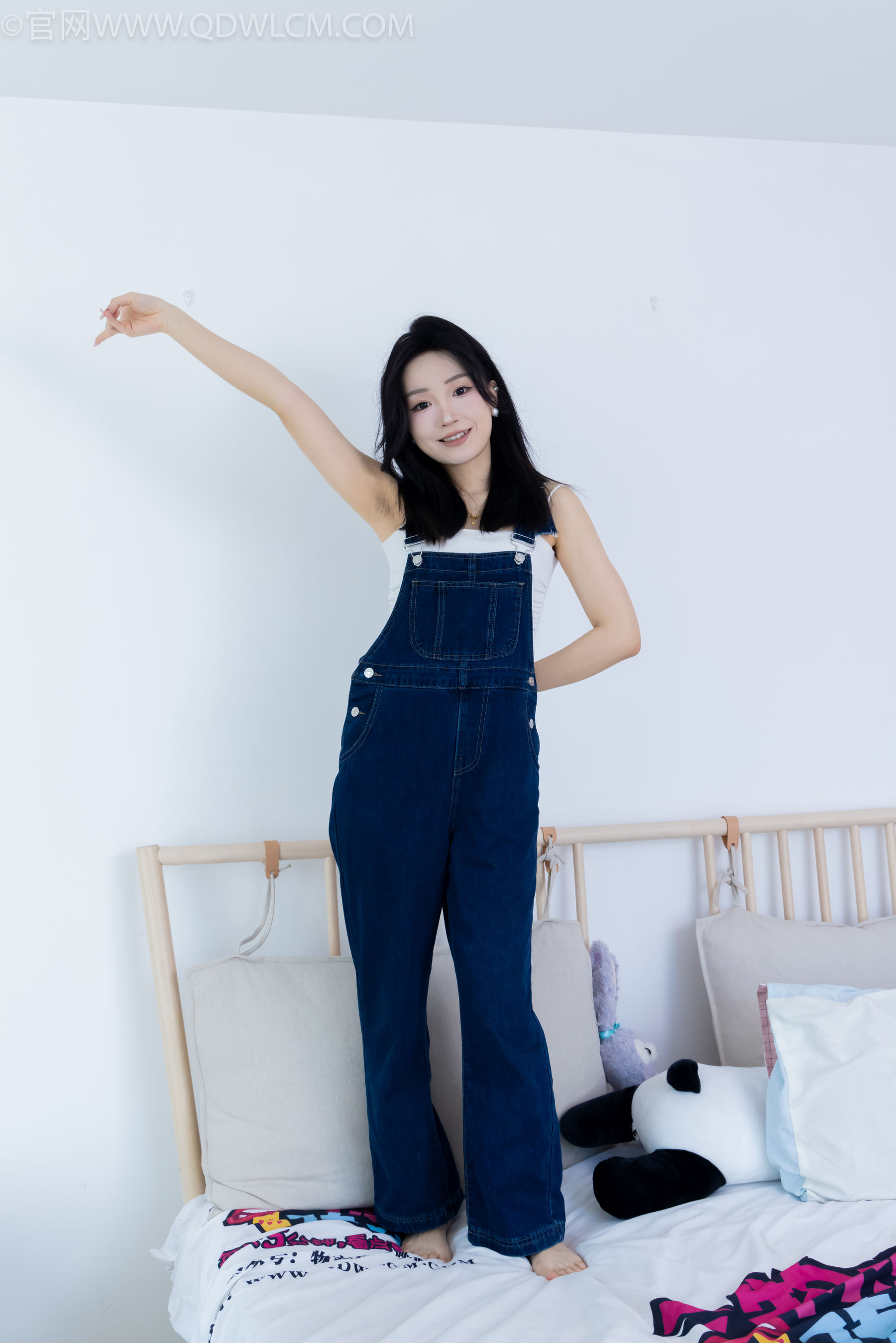 正妹嘟嘟牛仔背带裤居家女友视角写真