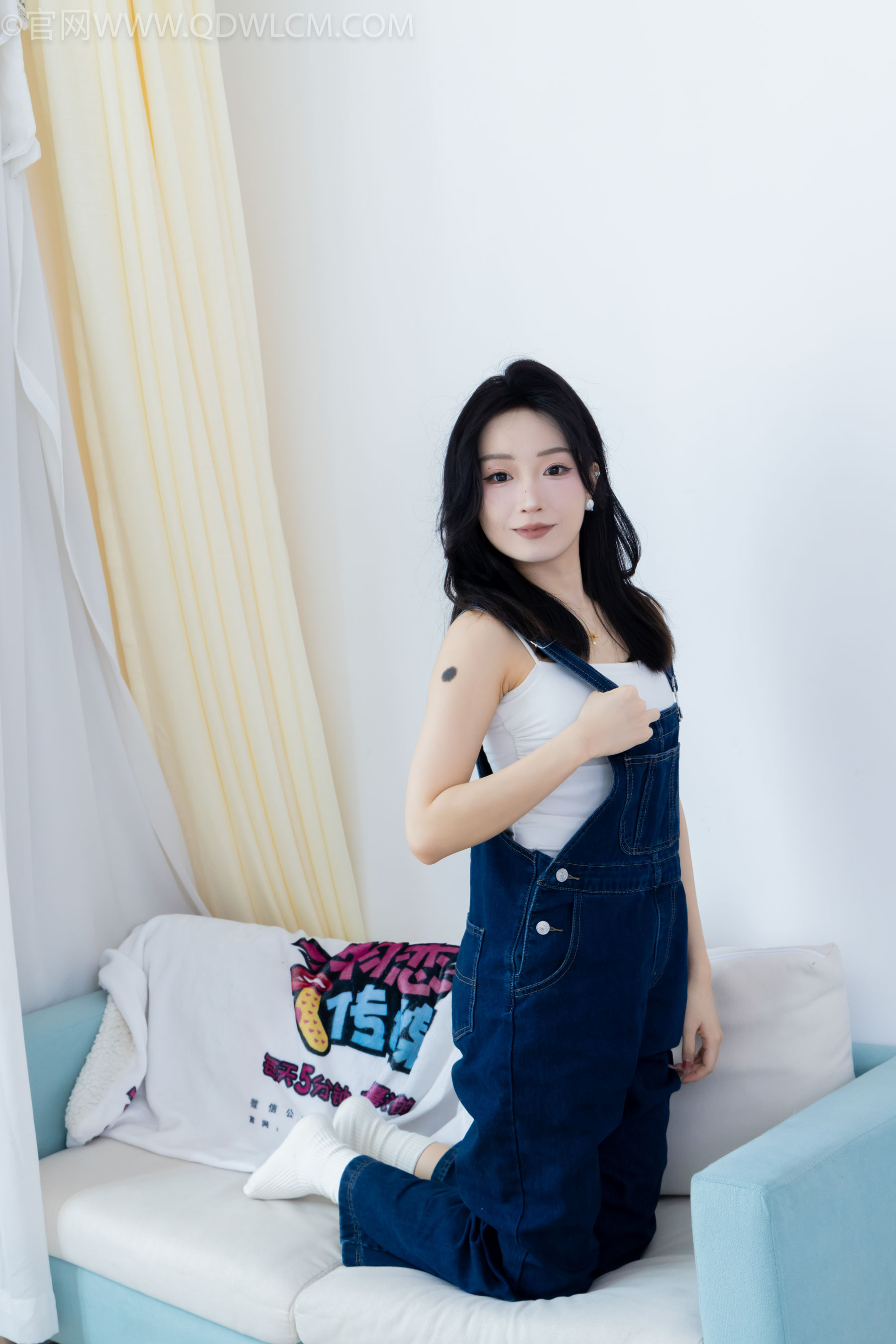 正妹嘟嘟牛仔背带裤居家女友视角写真