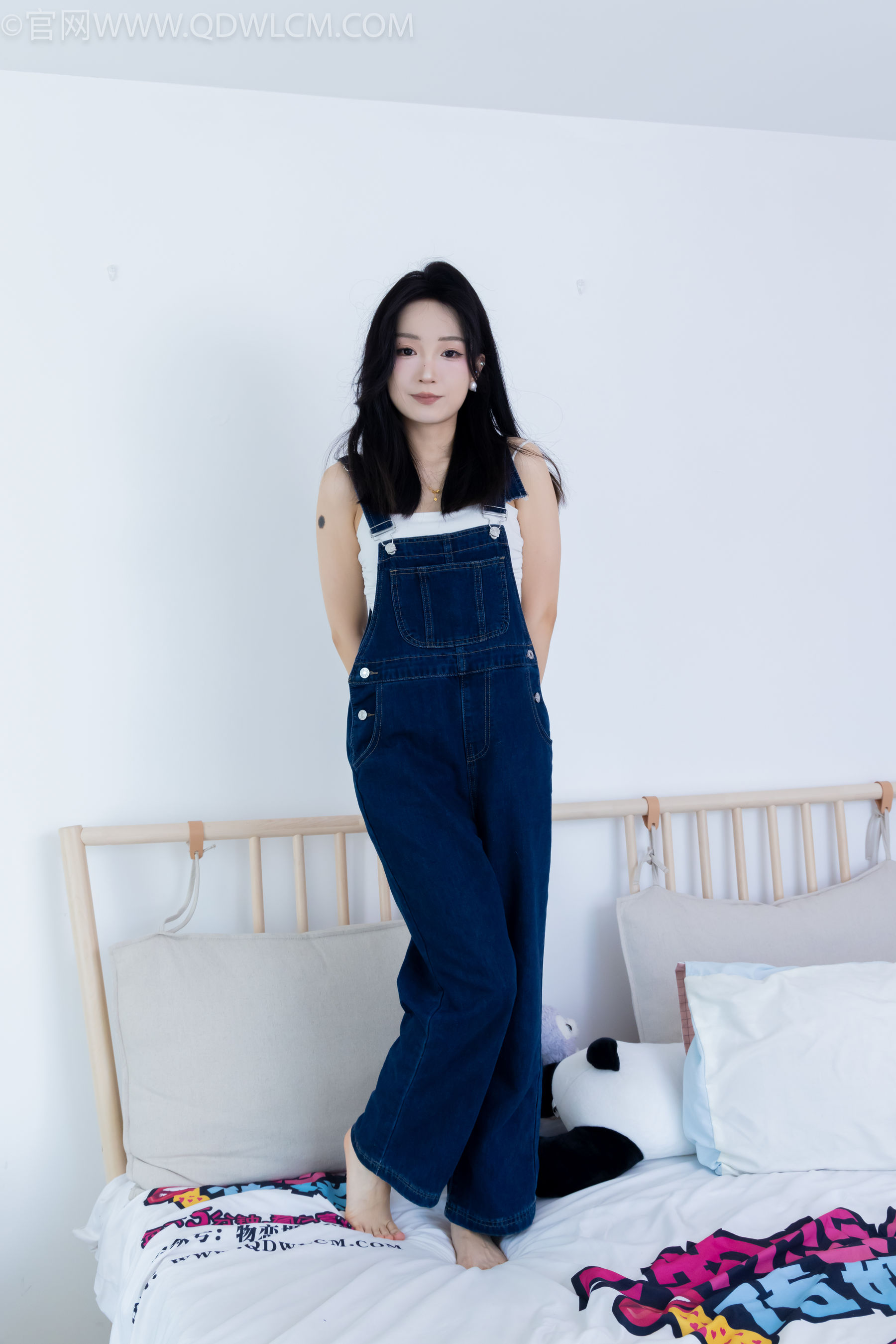 正妹嘟嘟牛仔背带裤居家女友视角写真