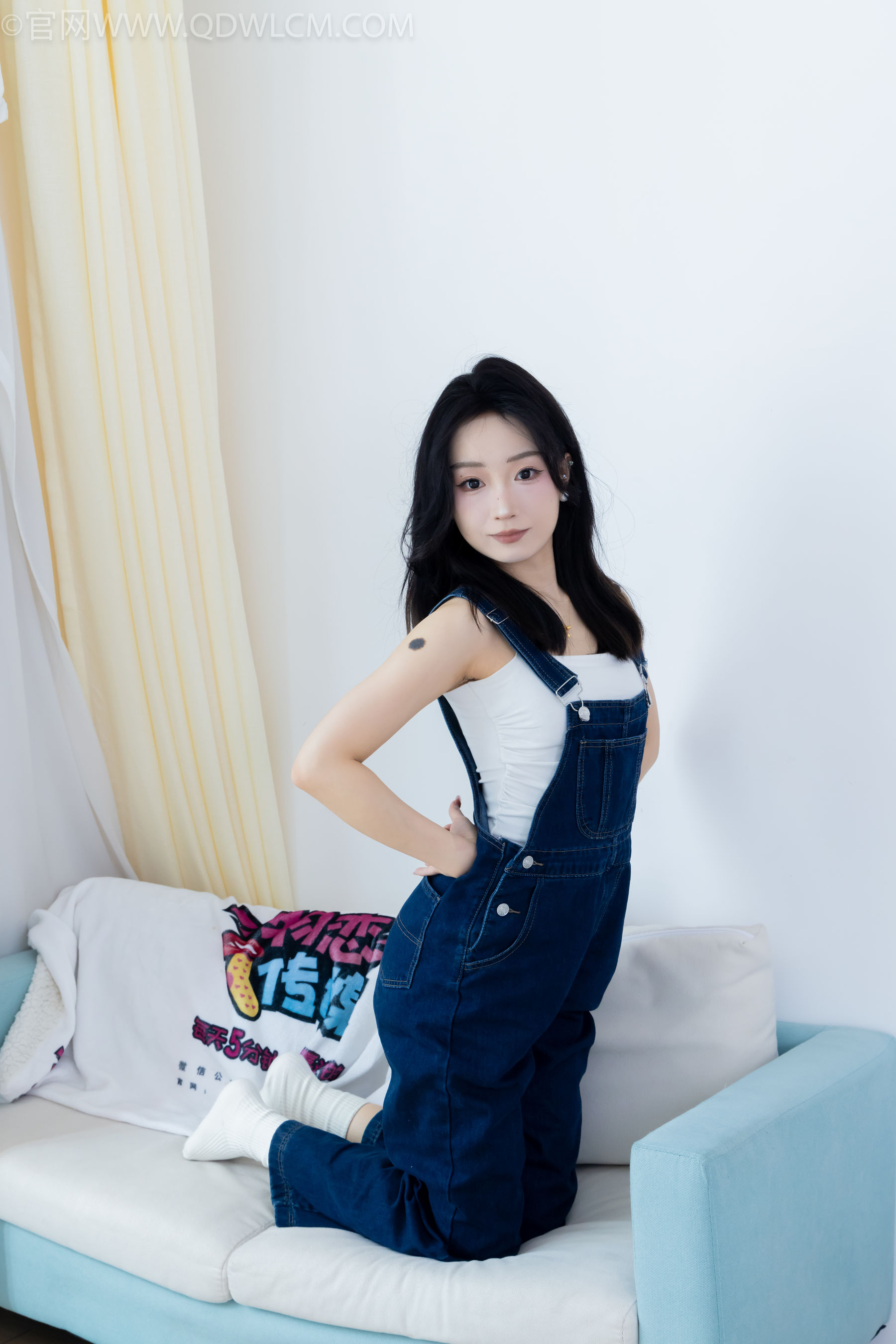 正妹嘟嘟牛仔背带裤居家女友视角写真