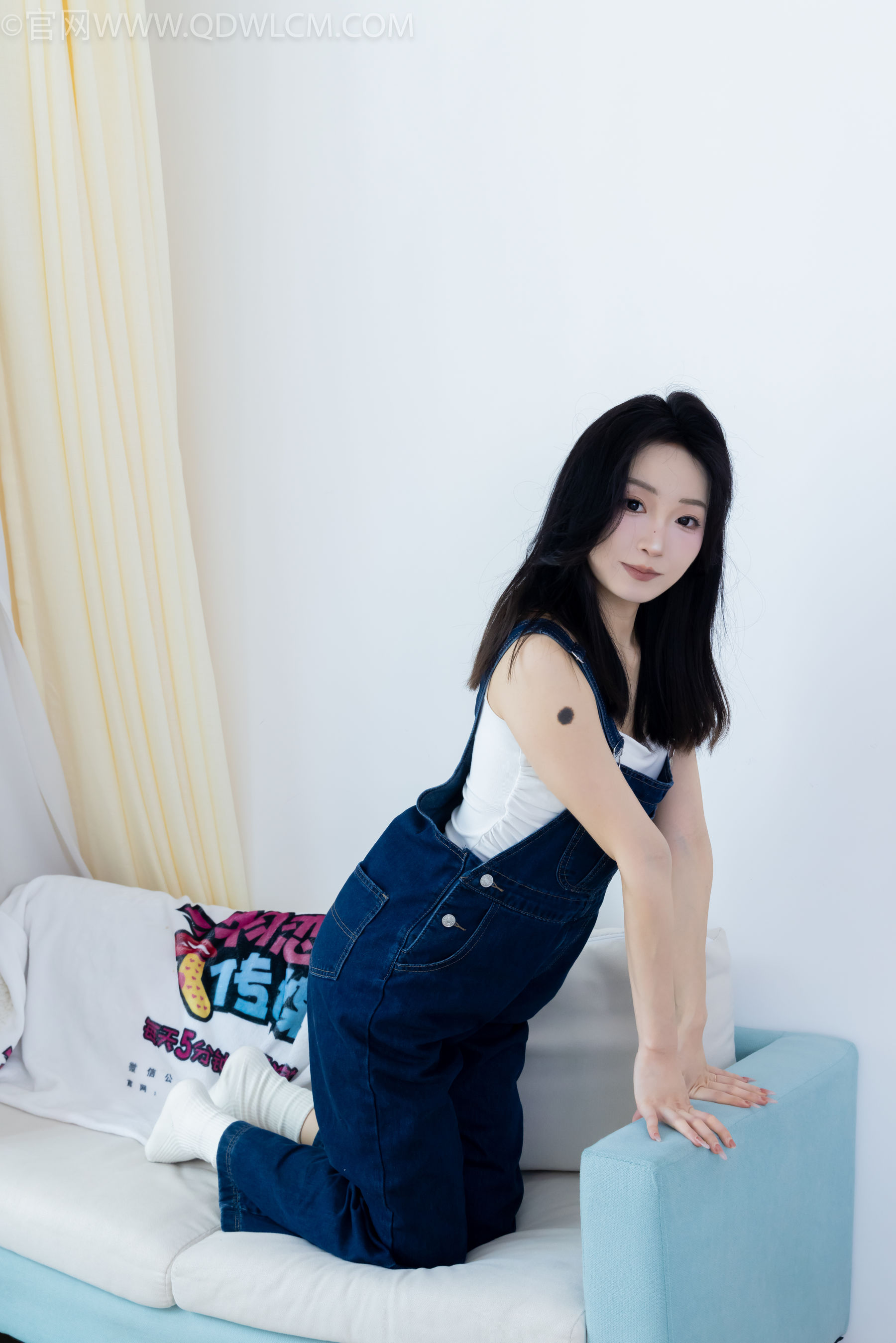 正妹嘟嘟牛仔背带裤居家女友视角写真