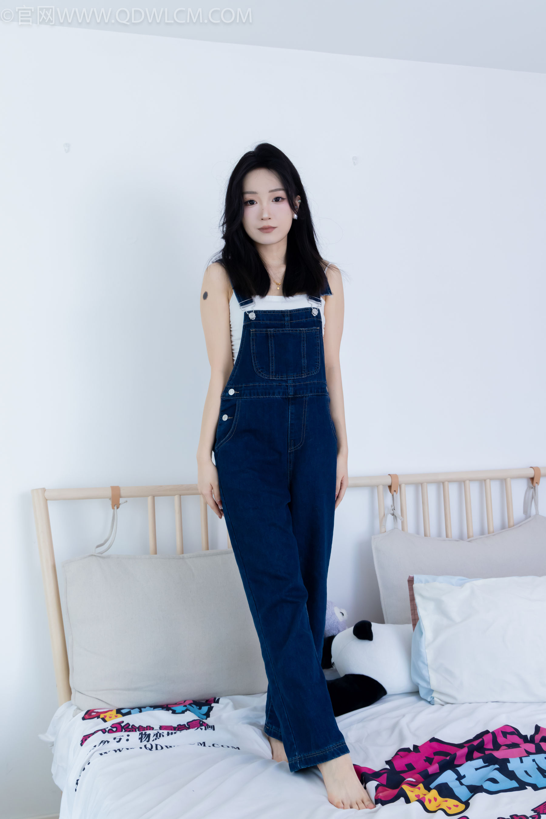 正妹嘟嘟牛仔背带裤居家女友视角写真