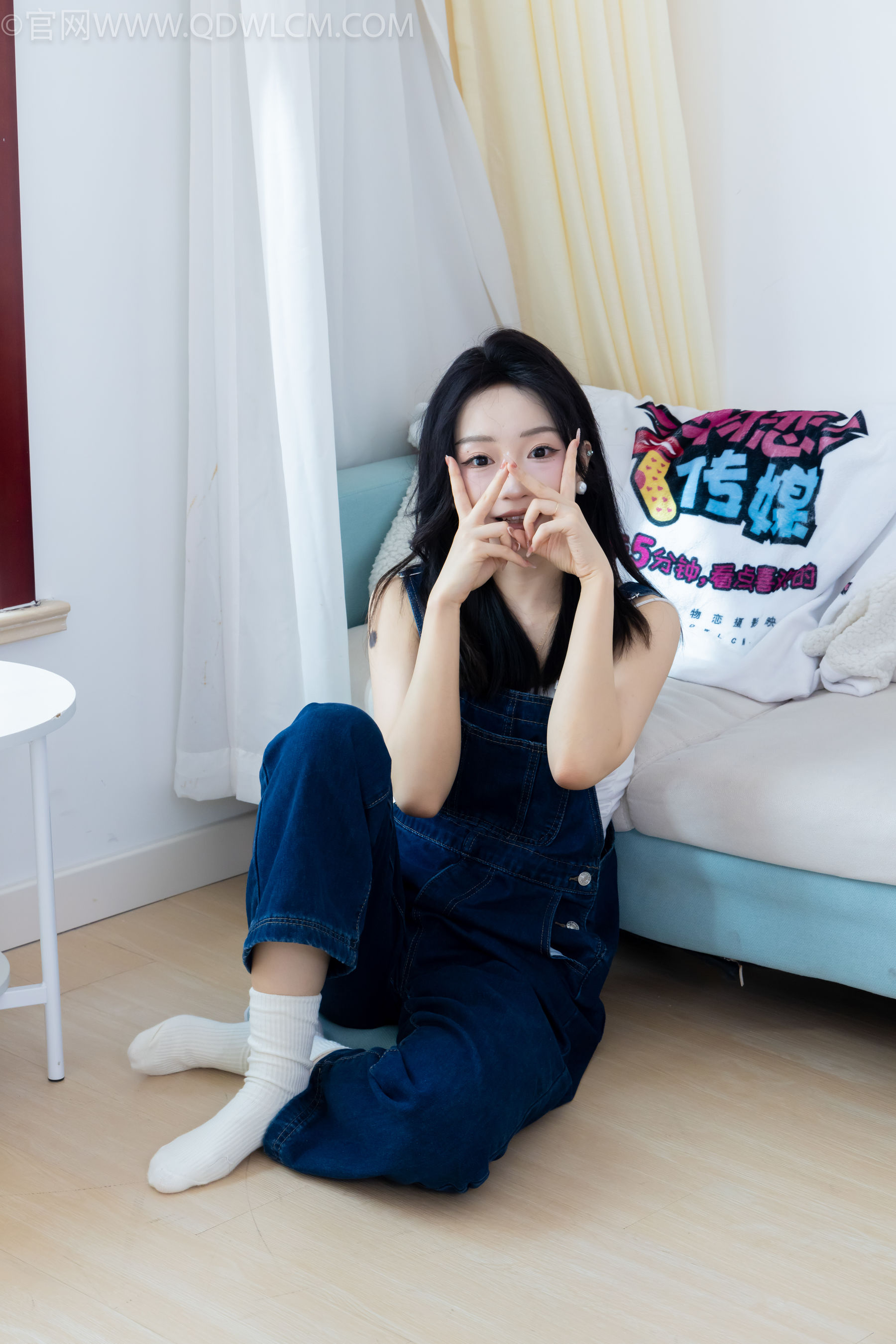 正妹嘟嘟牛仔背带裤居家女友视角写真