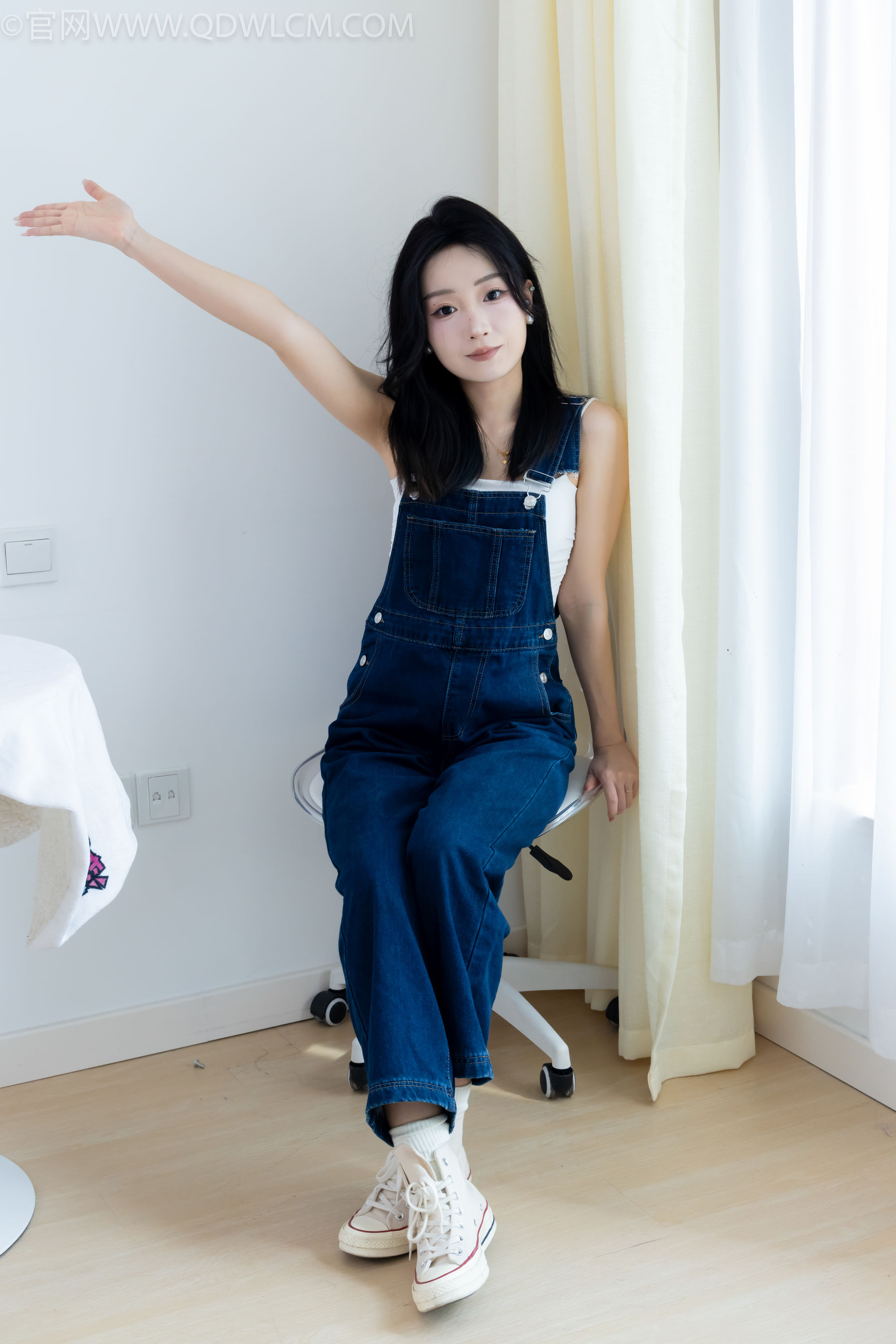 正妹嘟嘟牛仔背带裤居家女友视角写真