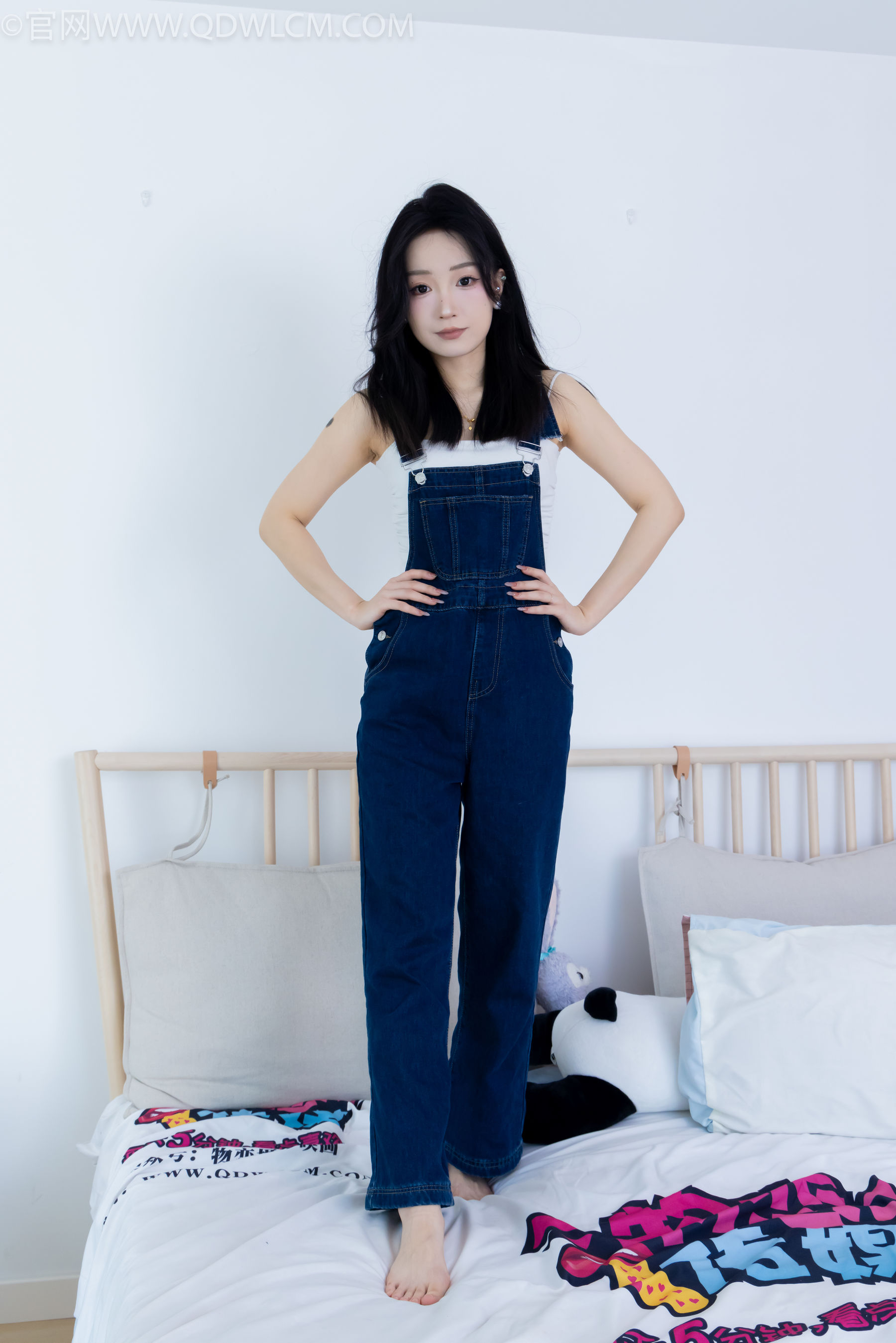 正妹嘟嘟牛仔背带裤居家女友视角写真