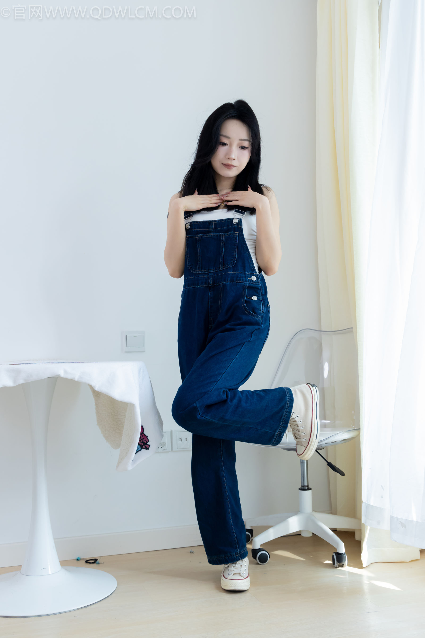 正妹嘟嘟牛仔背带裤居家女友视角写真