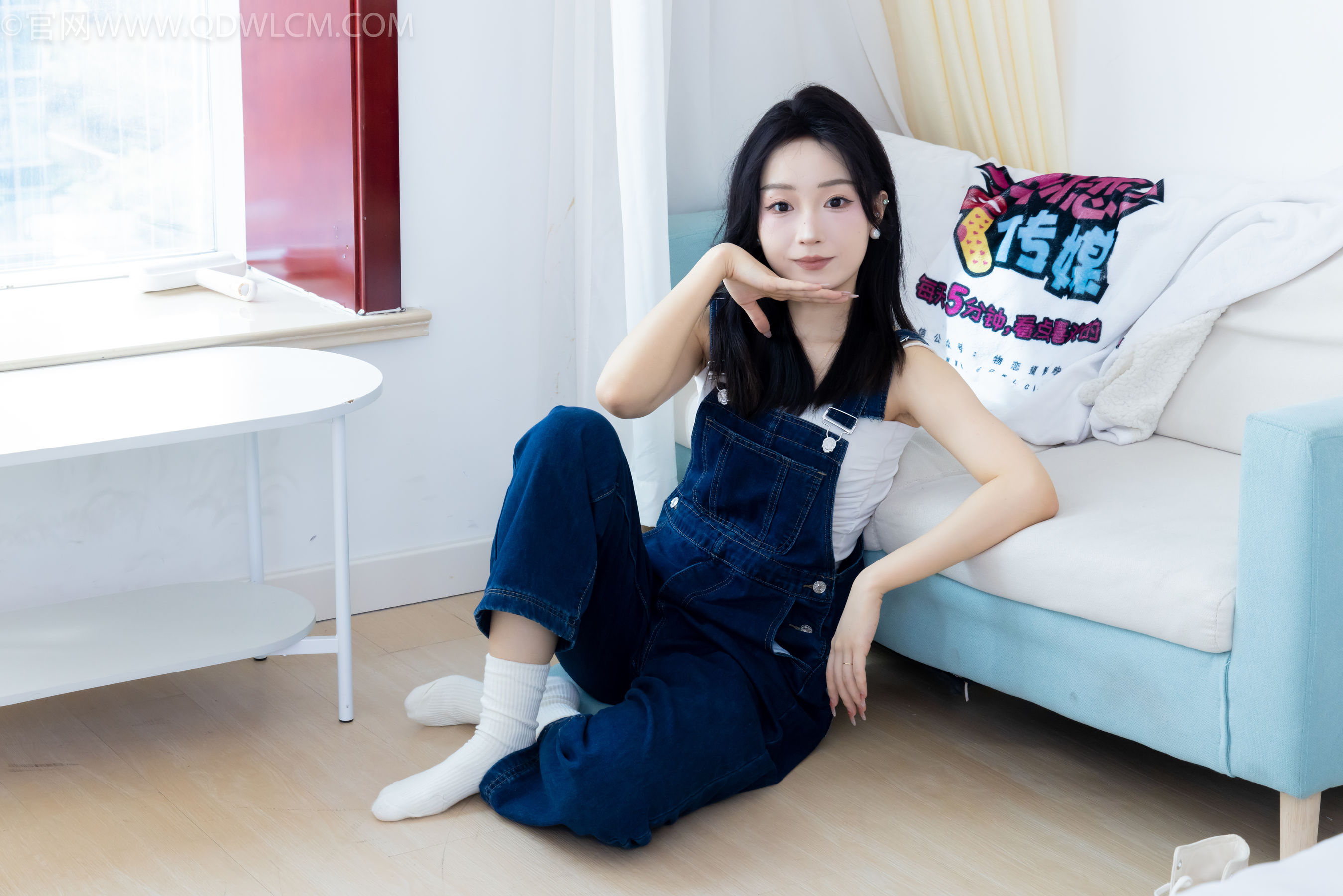 正妹嘟嘟牛仔背带裤居家女友视角写真