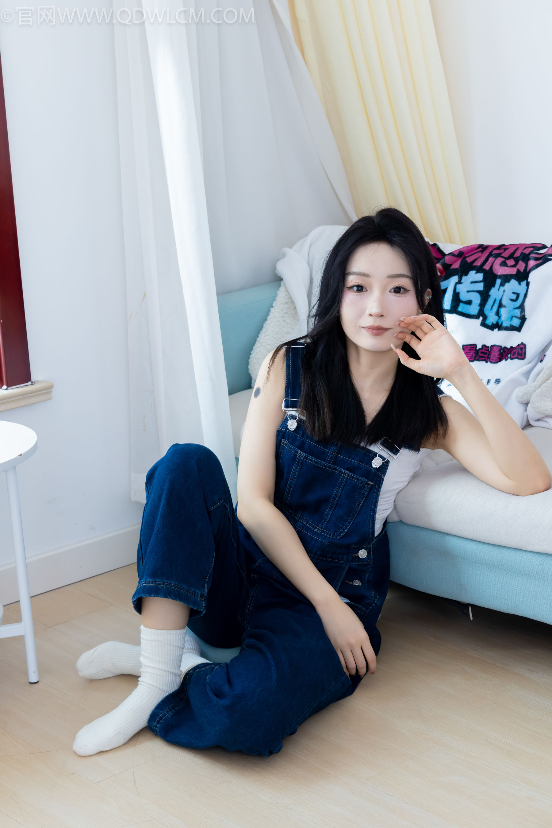 正妹嘟嘟牛仔背带裤居家女友视角写真