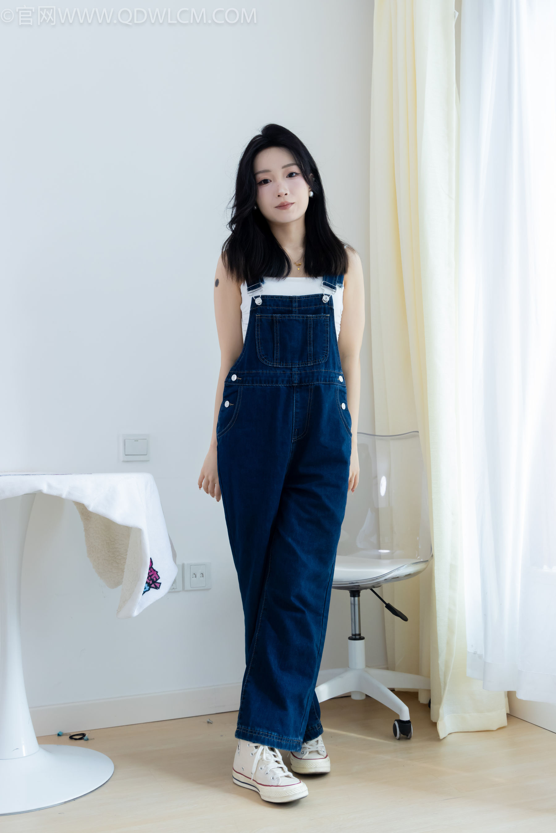 正妹嘟嘟牛仔背带裤居家女友视角写真