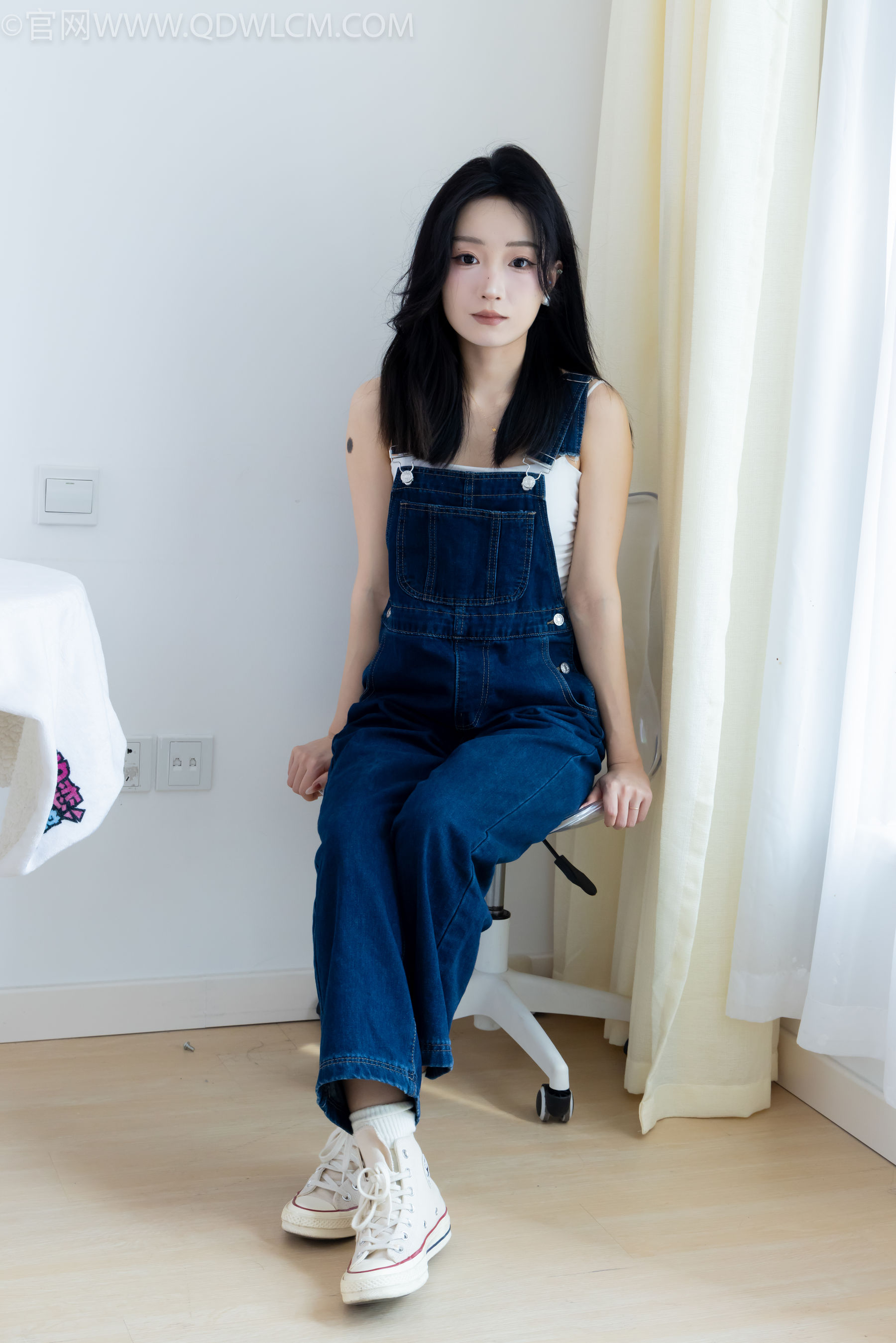 正妹嘟嘟牛仔背带裤居家女友视角写真