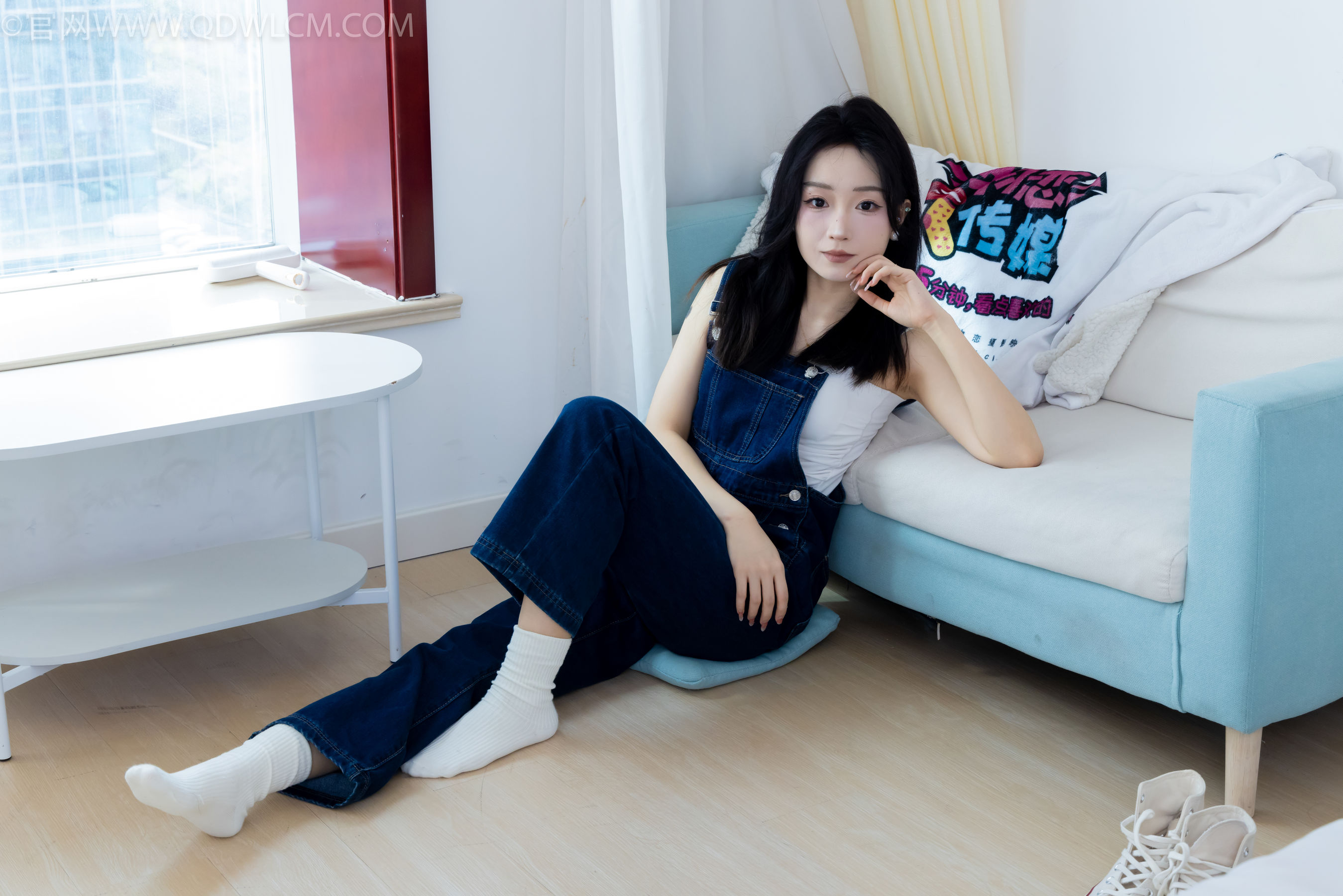 正妹嘟嘟牛仔背带裤居家女友视角写真