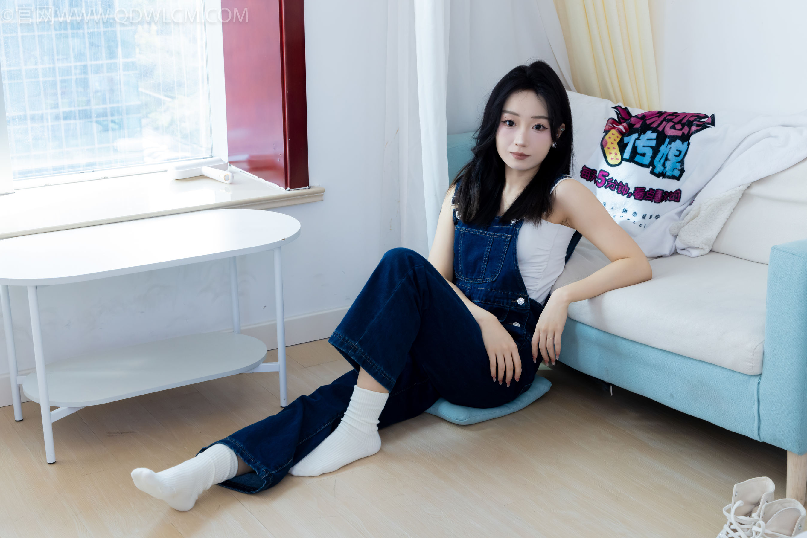 正妹嘟嘟牛仔背带裤居家女友视角写真