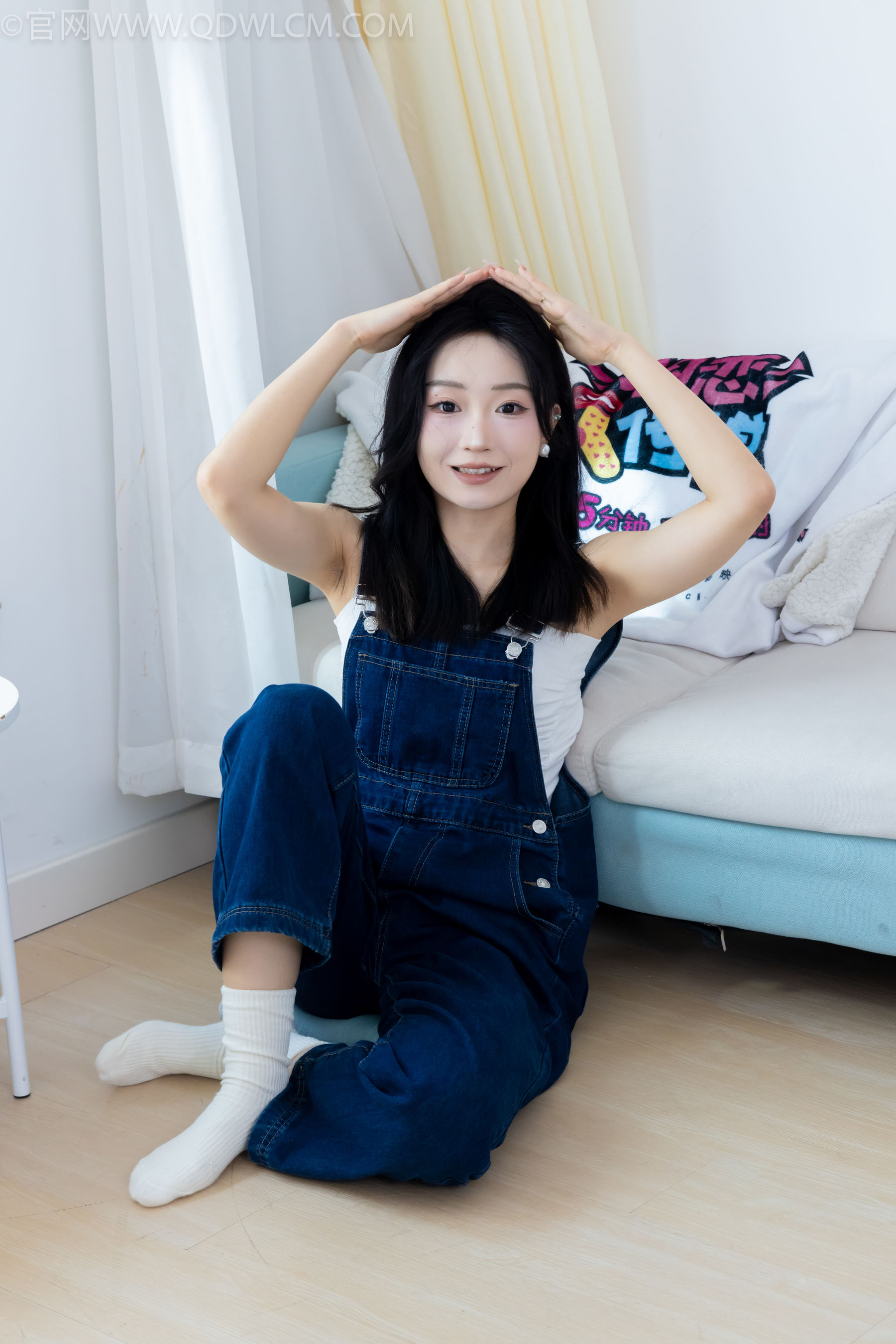 正妹嘟嘟牛仔背带裤居家女友视角写真