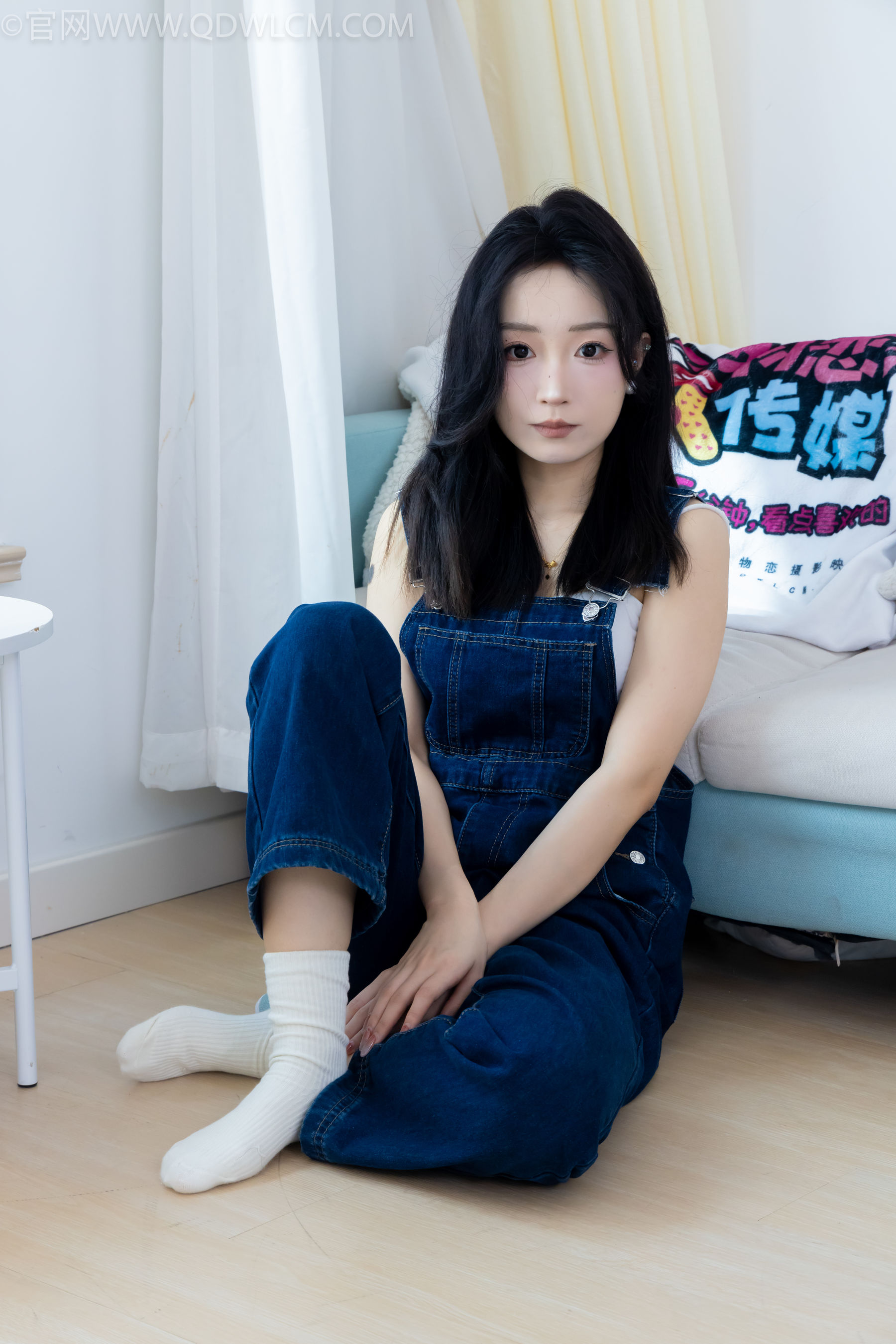 正妹嘟嘟牛仔背带裤居家女友视角写真