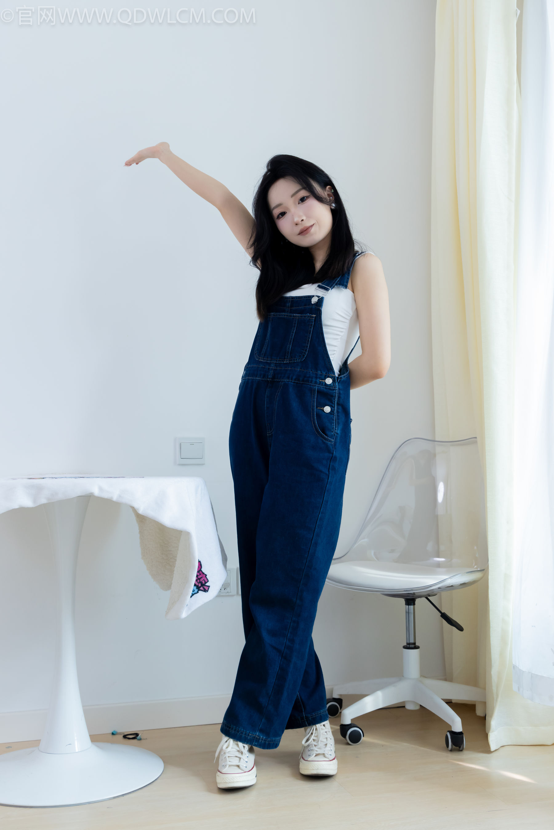 正妹嘟嘟牛仔背带裤居家女友视角写真