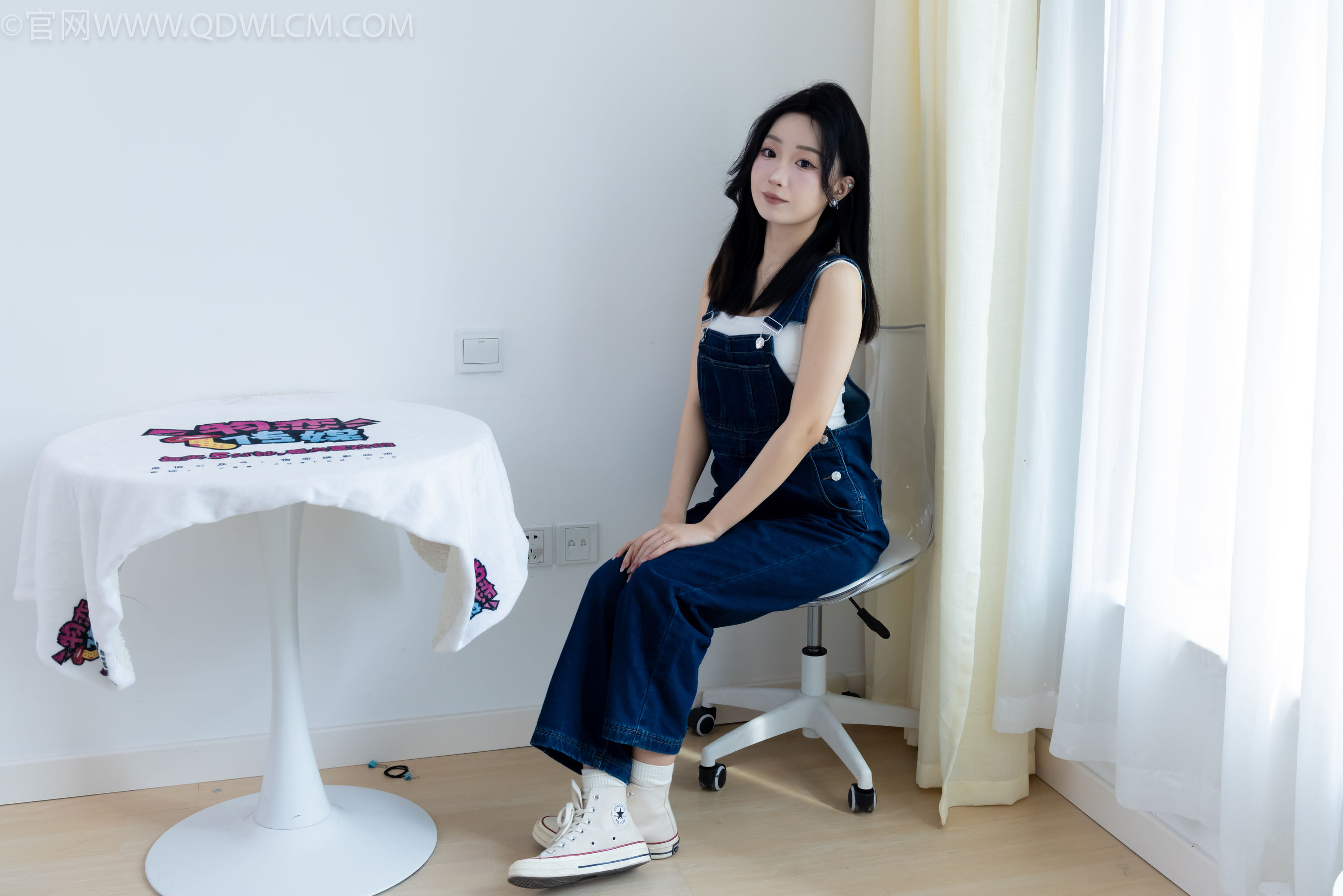 正妹嘟嘟牛仔背带裤居家女友视角写真