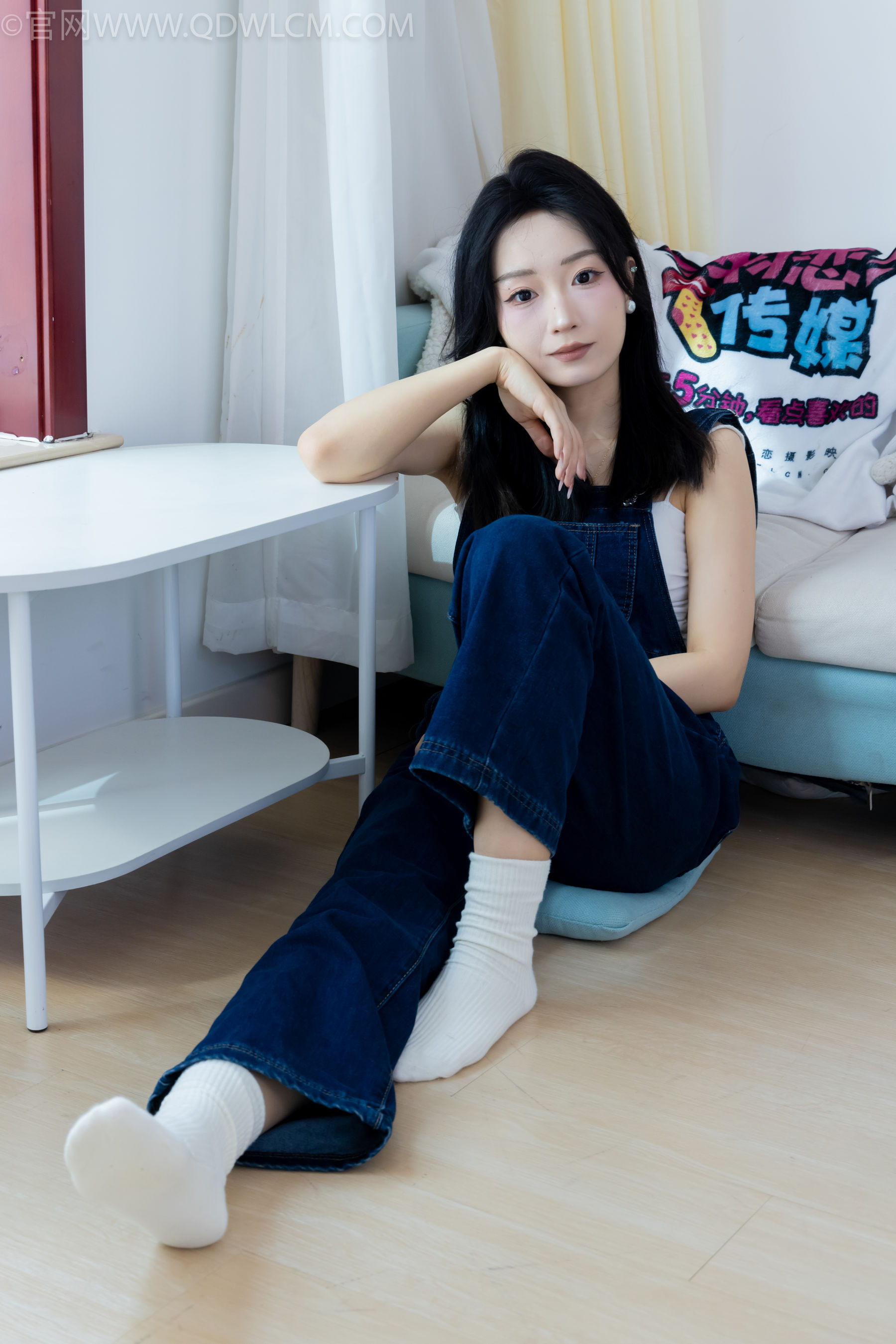 正妹嘟嘟牛仔背带裤居家女友视角写真