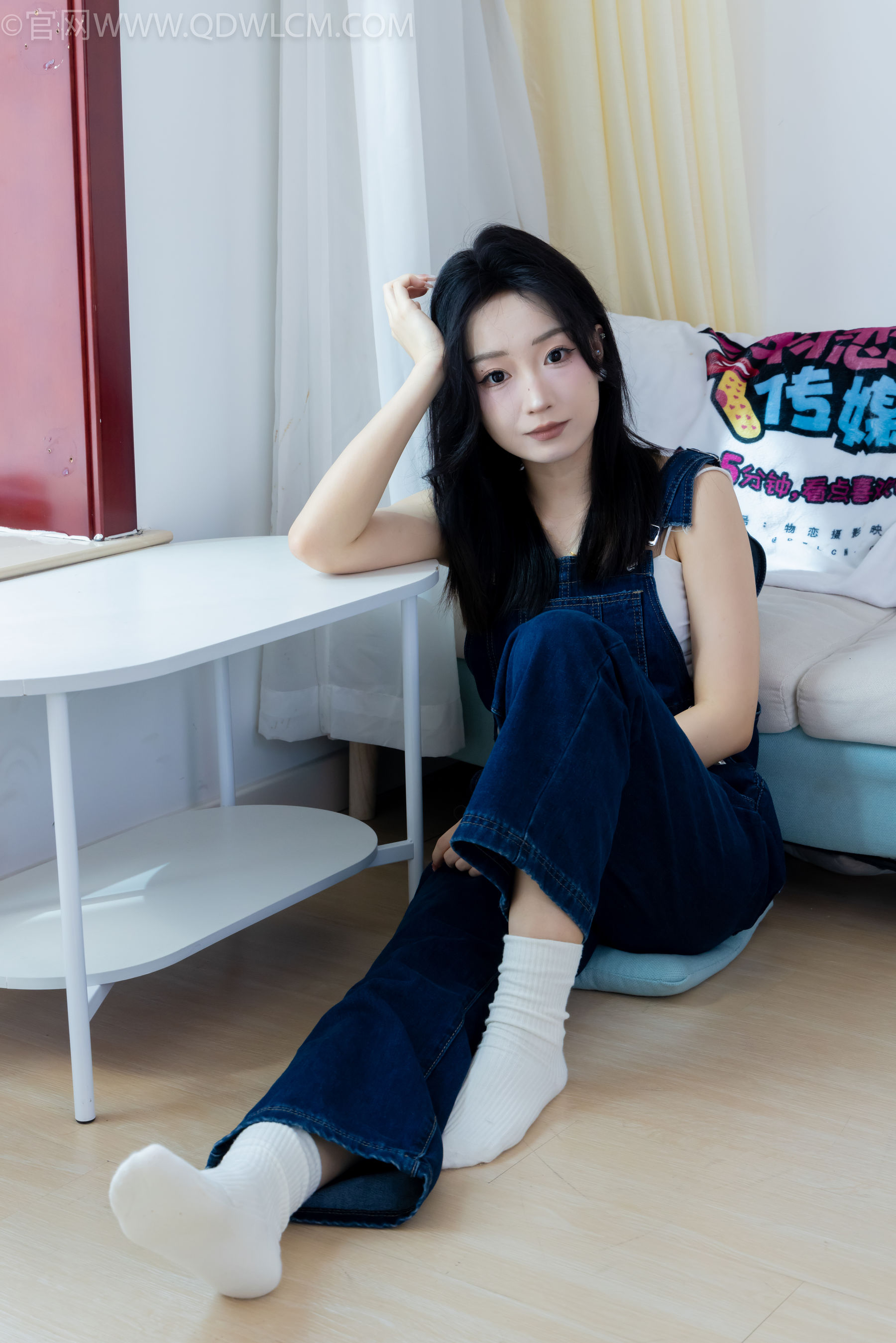 正妹嘟嘟牛仔背带裤居家女友视角写真