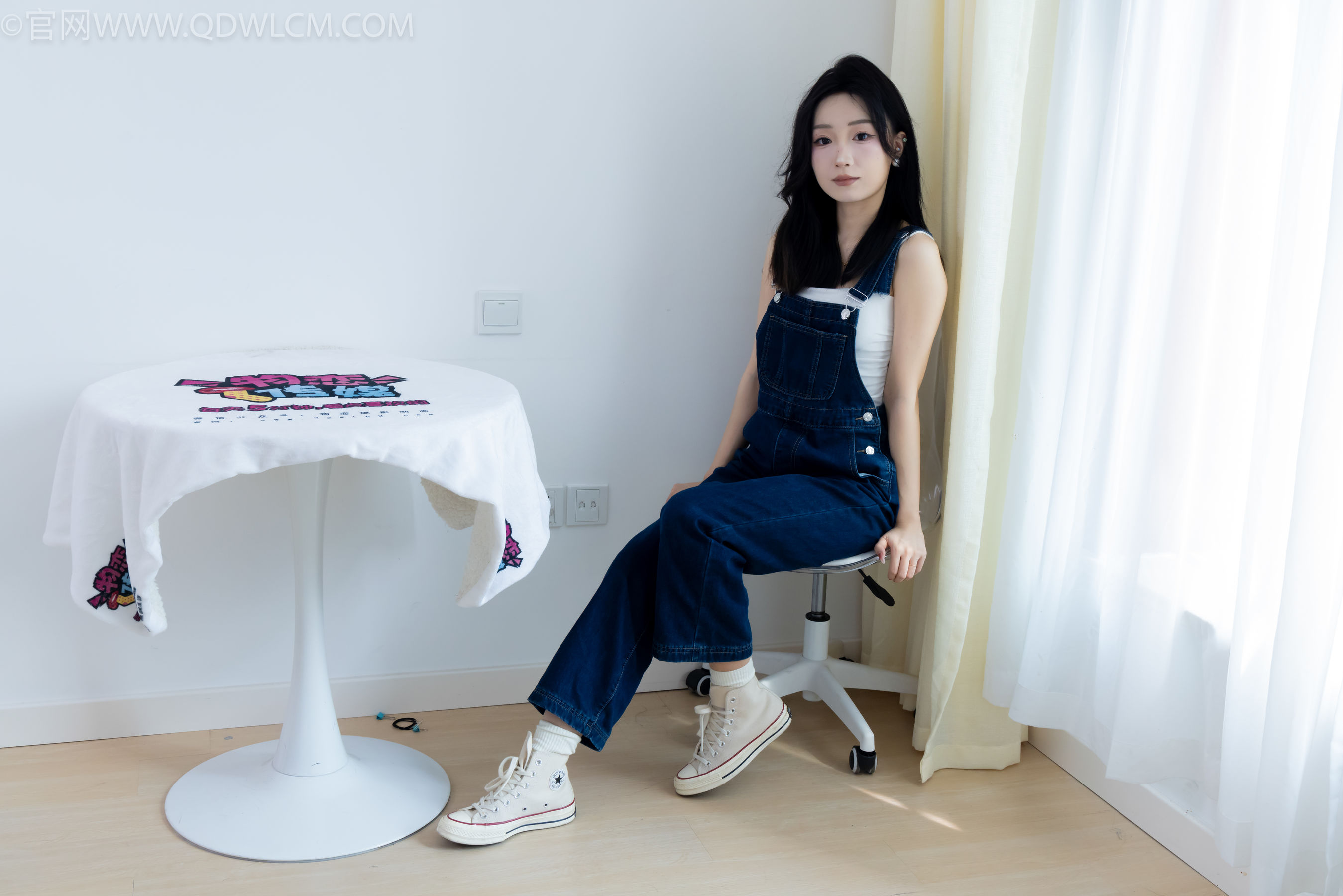 正妹嘟嘟牛仔背带裤居家女友视角写真
