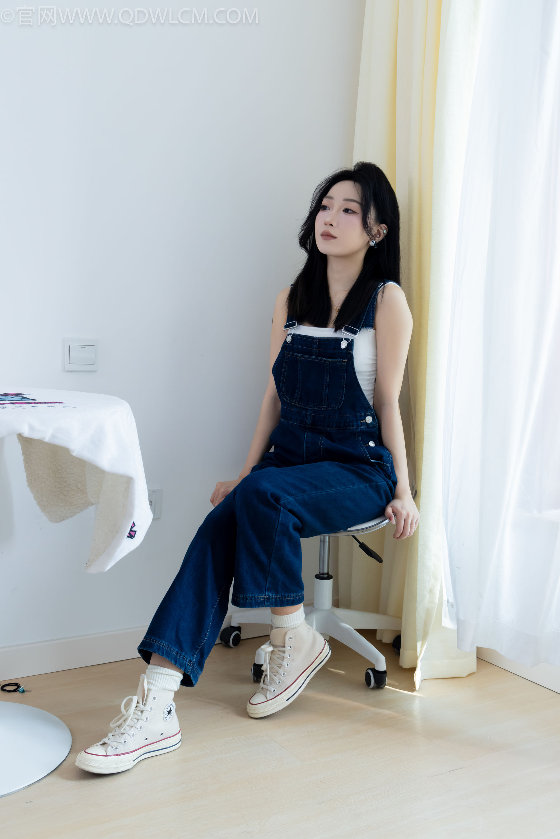 正妹嘟嘟牛仔背带裤居家女友视角写真