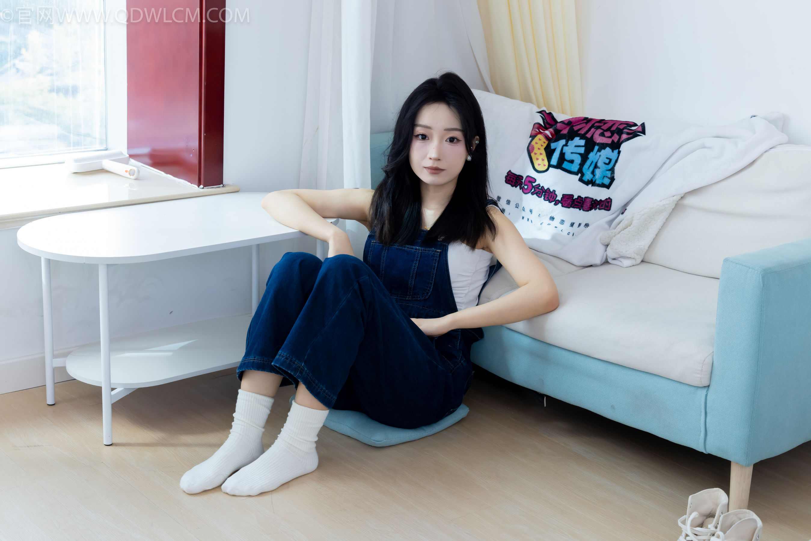 正妹嘟嘟牛仔背带裤居家女友视角写真