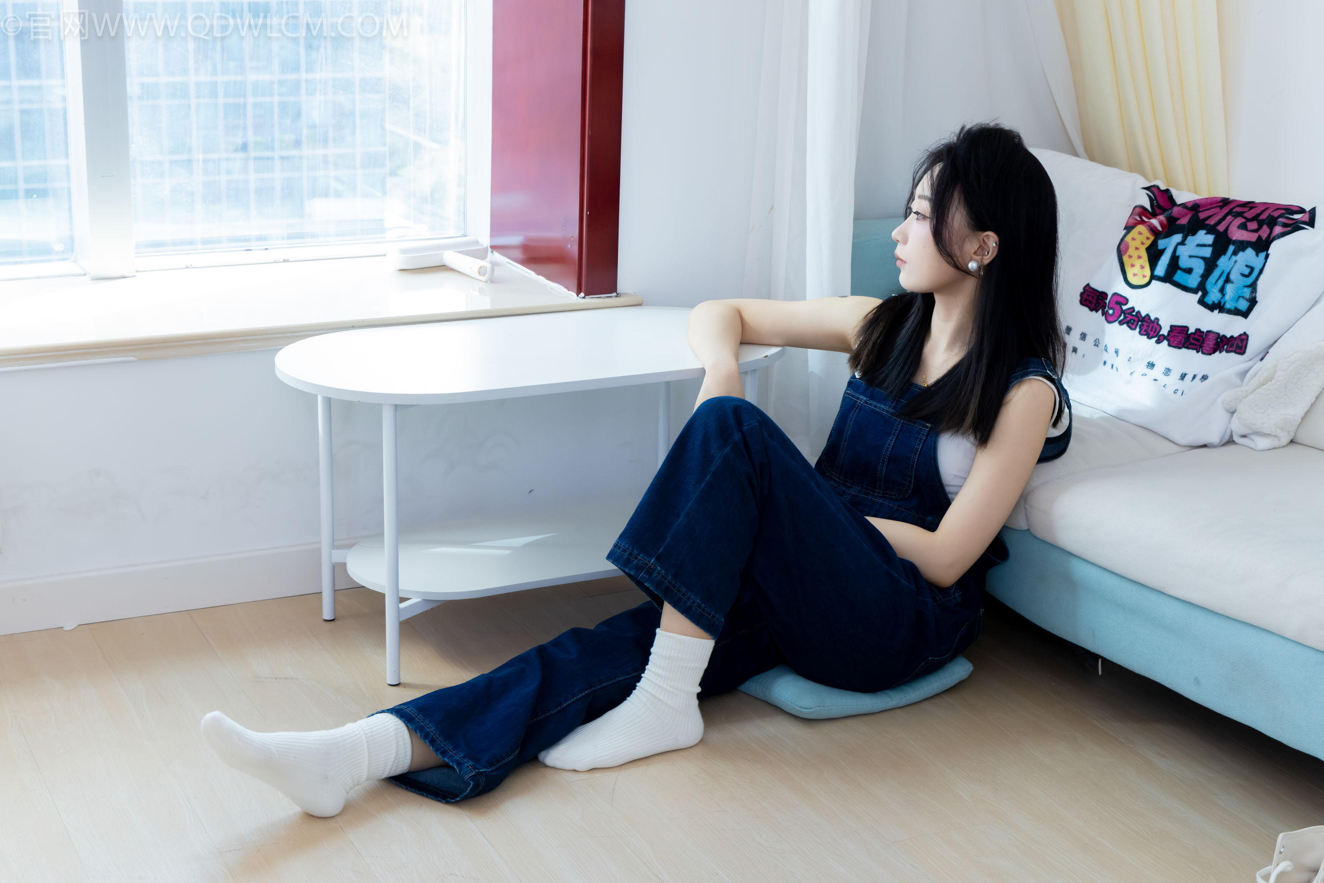 正妹嘟嘟牛仔背带裤居家女友视角写真