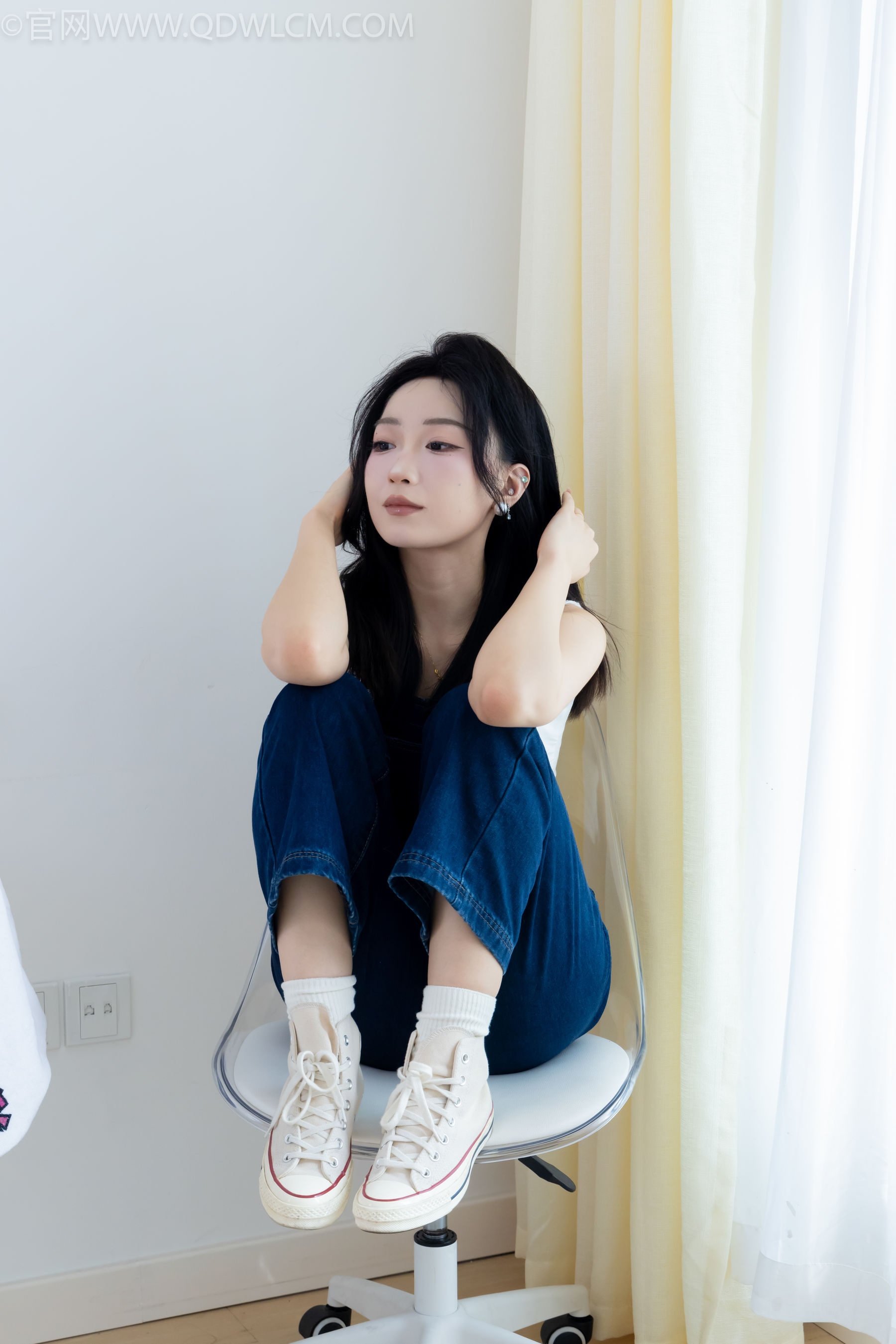 正妹嘟嘟牛仔背带裤居家女友视角写真