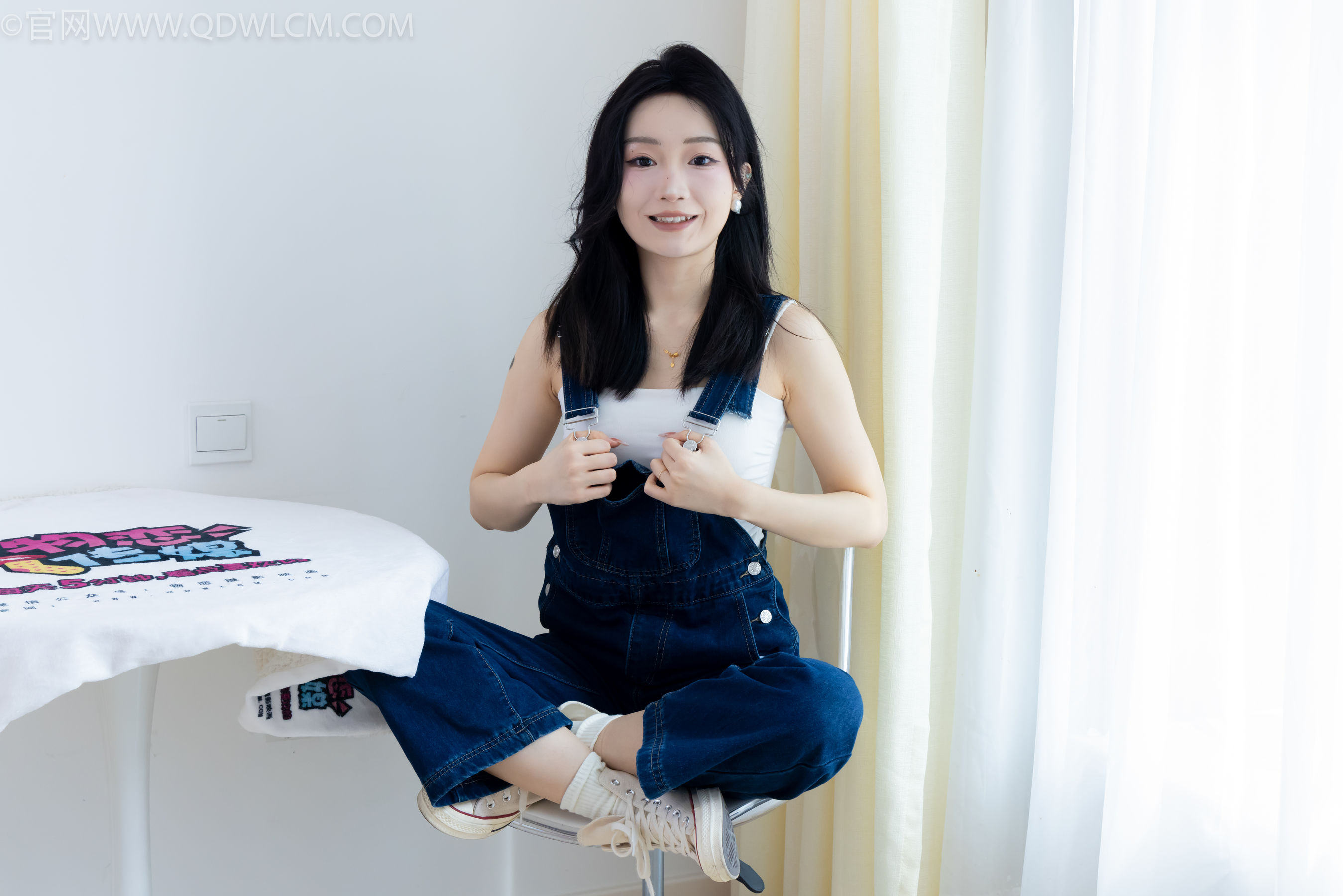 正妹嘟嘟牛仔背带裤居家女友视角写真