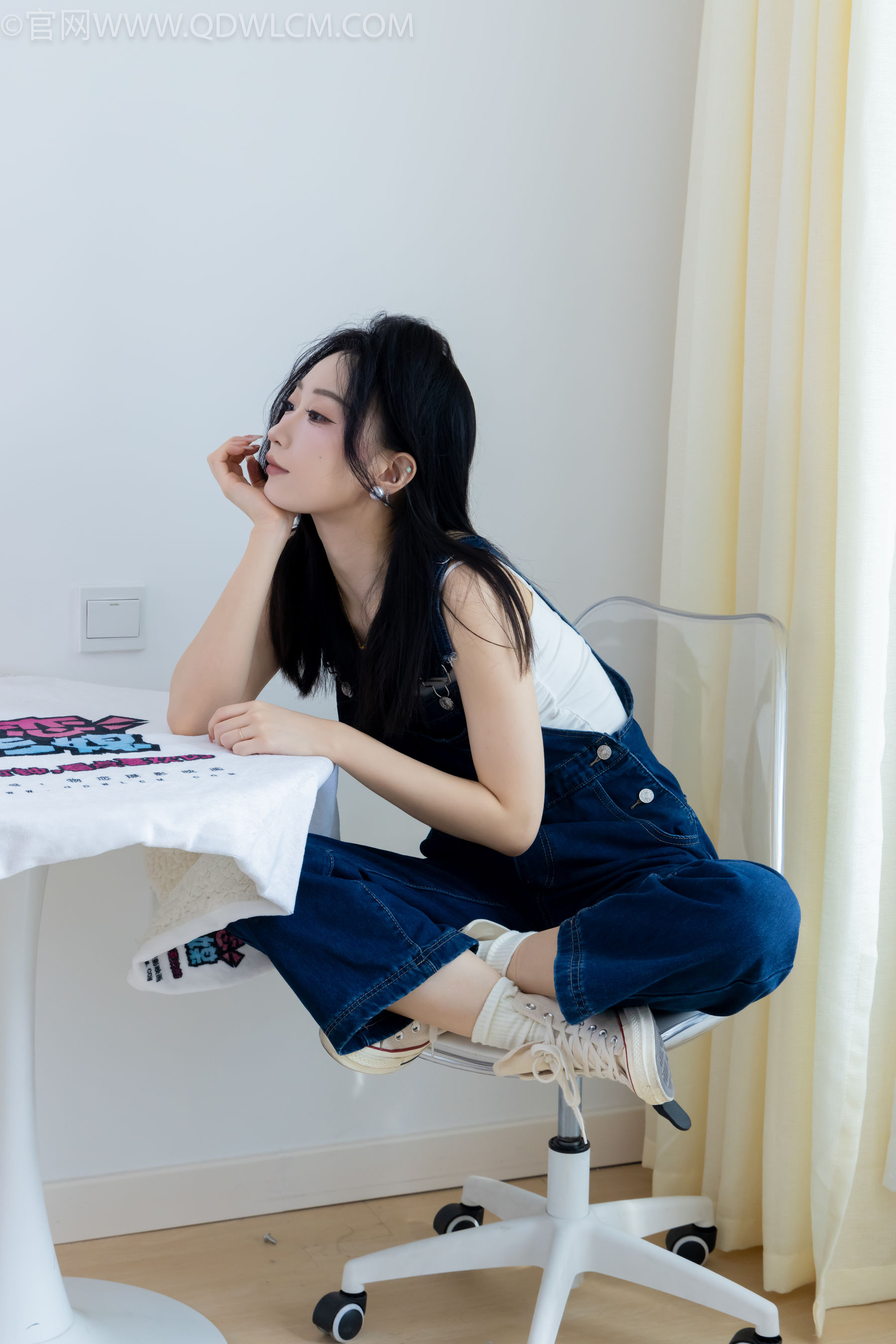 正妹嘟嘟牛仔背带裤居家女友视角写真