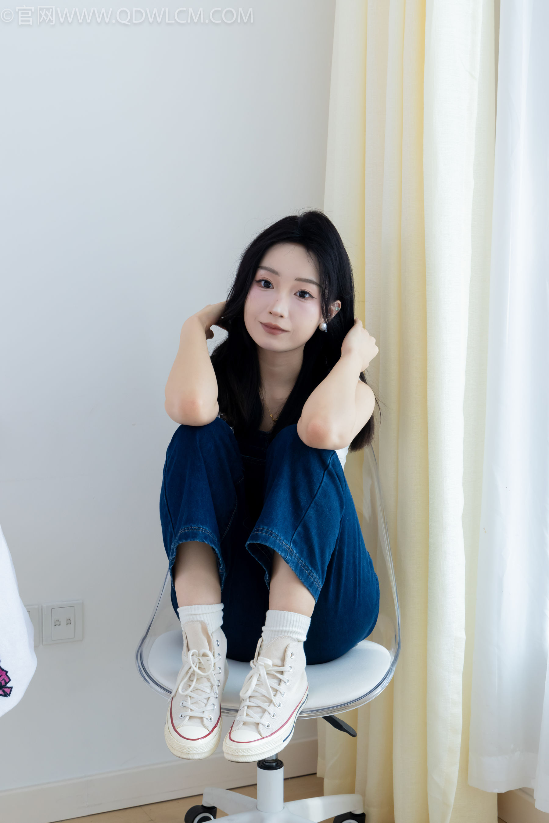 正妹嘟嘟牛仔背带裤居家女友视角写真