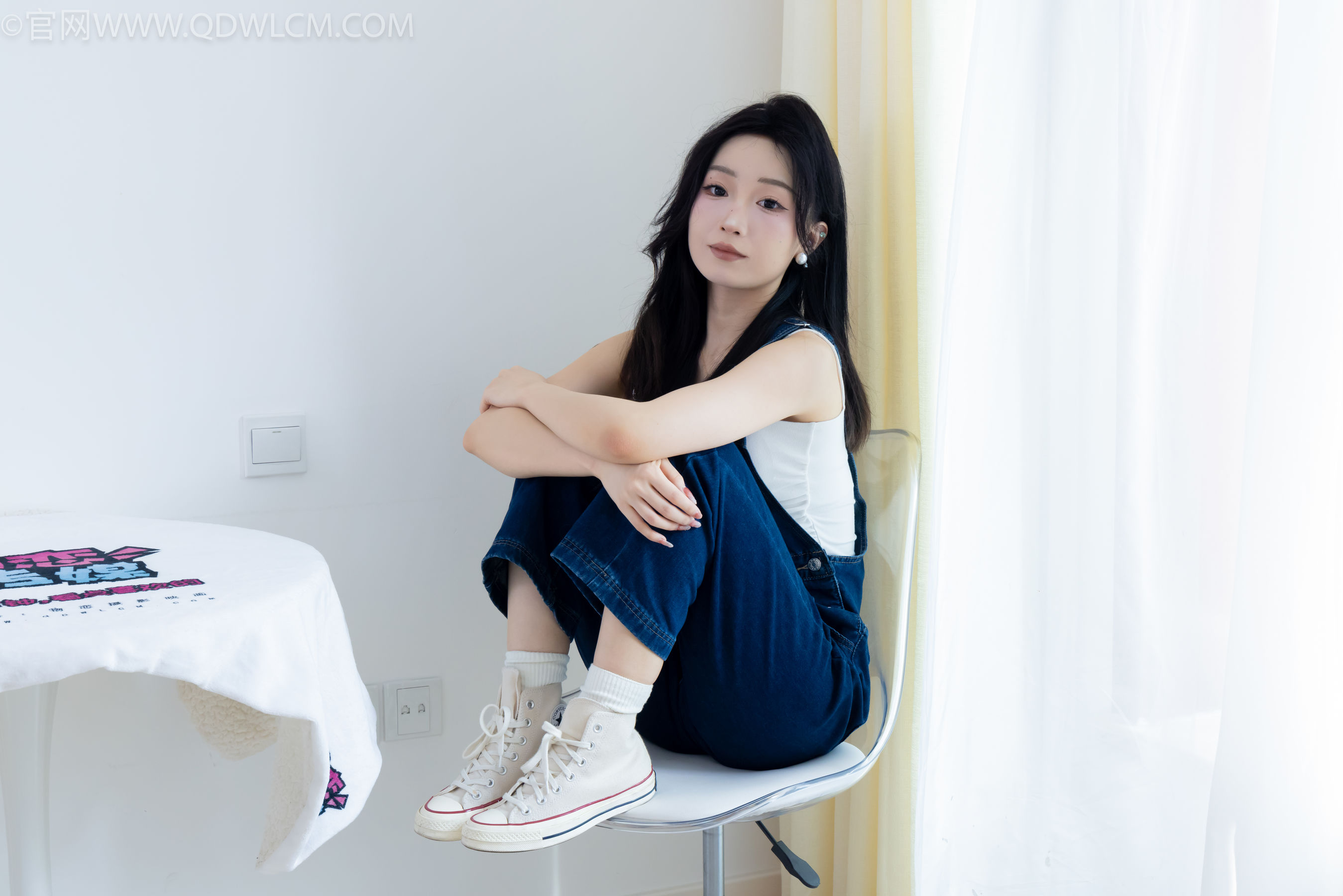 正妹嘟嘟牛仔背带裤居家女友视角写真