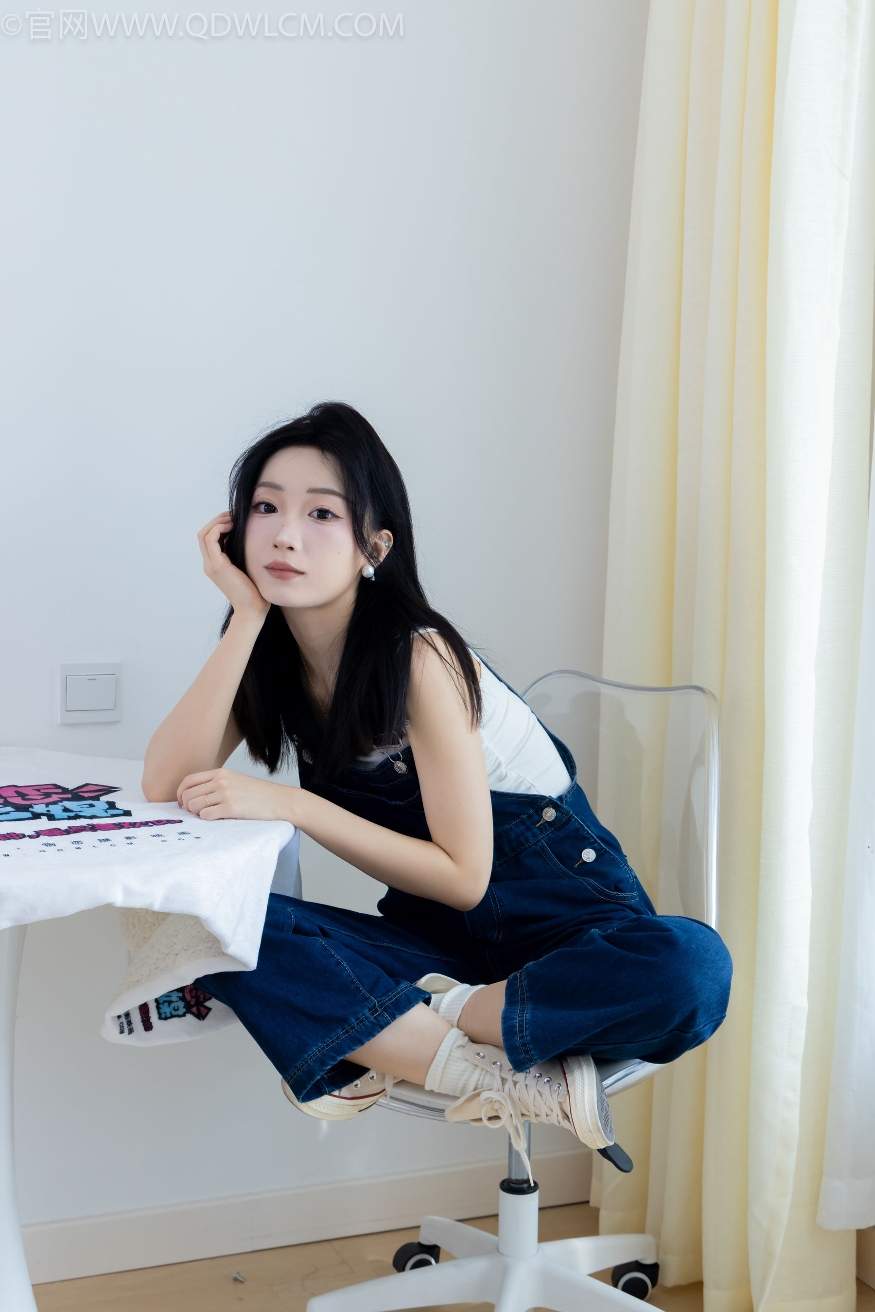 正妹嘟嘟牛仔背带裤居家女友视角写真