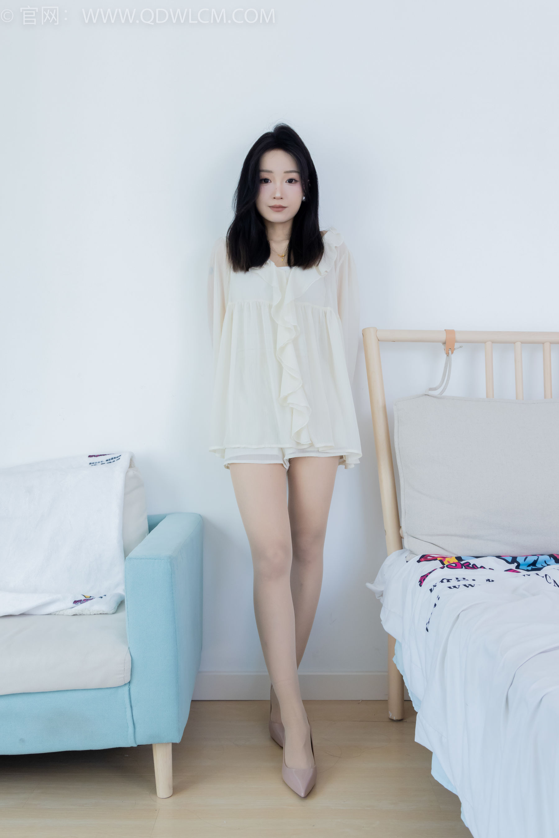 物恋传媒正妹嘟嘟白色蕾丝短裙肉丝美腿居家写真-御萝部落