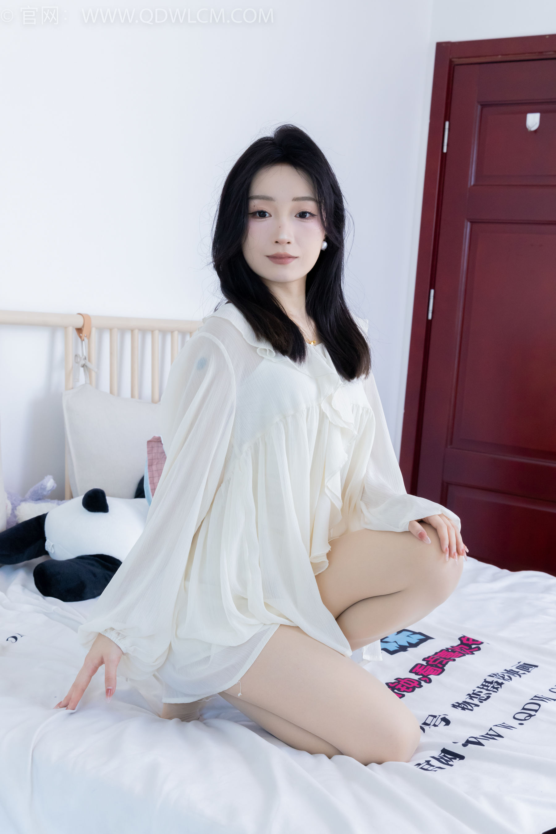 正妹嘟嘟白色蕾丝短裙肉丝美腿居家写真