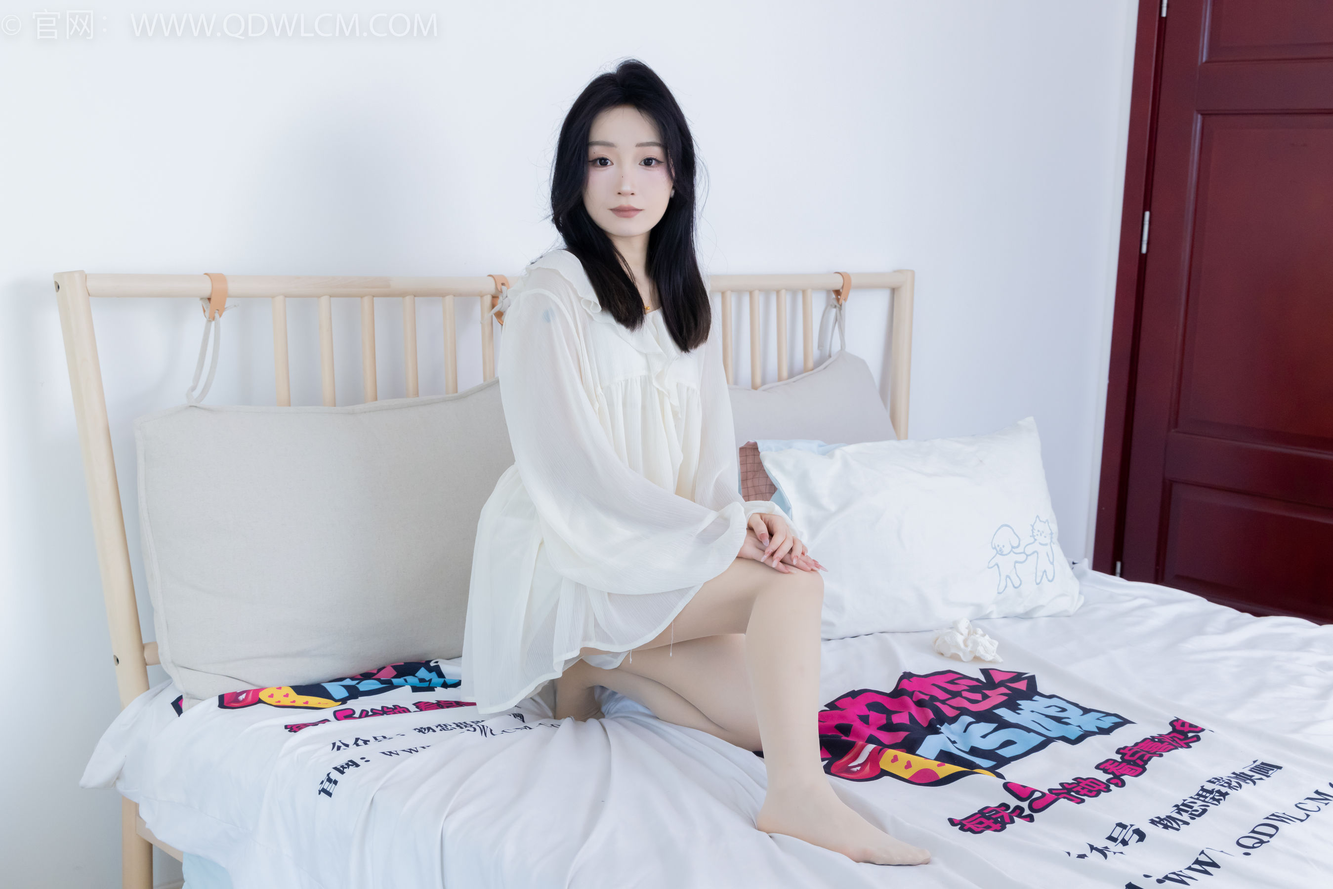 正妹嘟嘟白色蕾丝短裙肉丝美腿居家写真