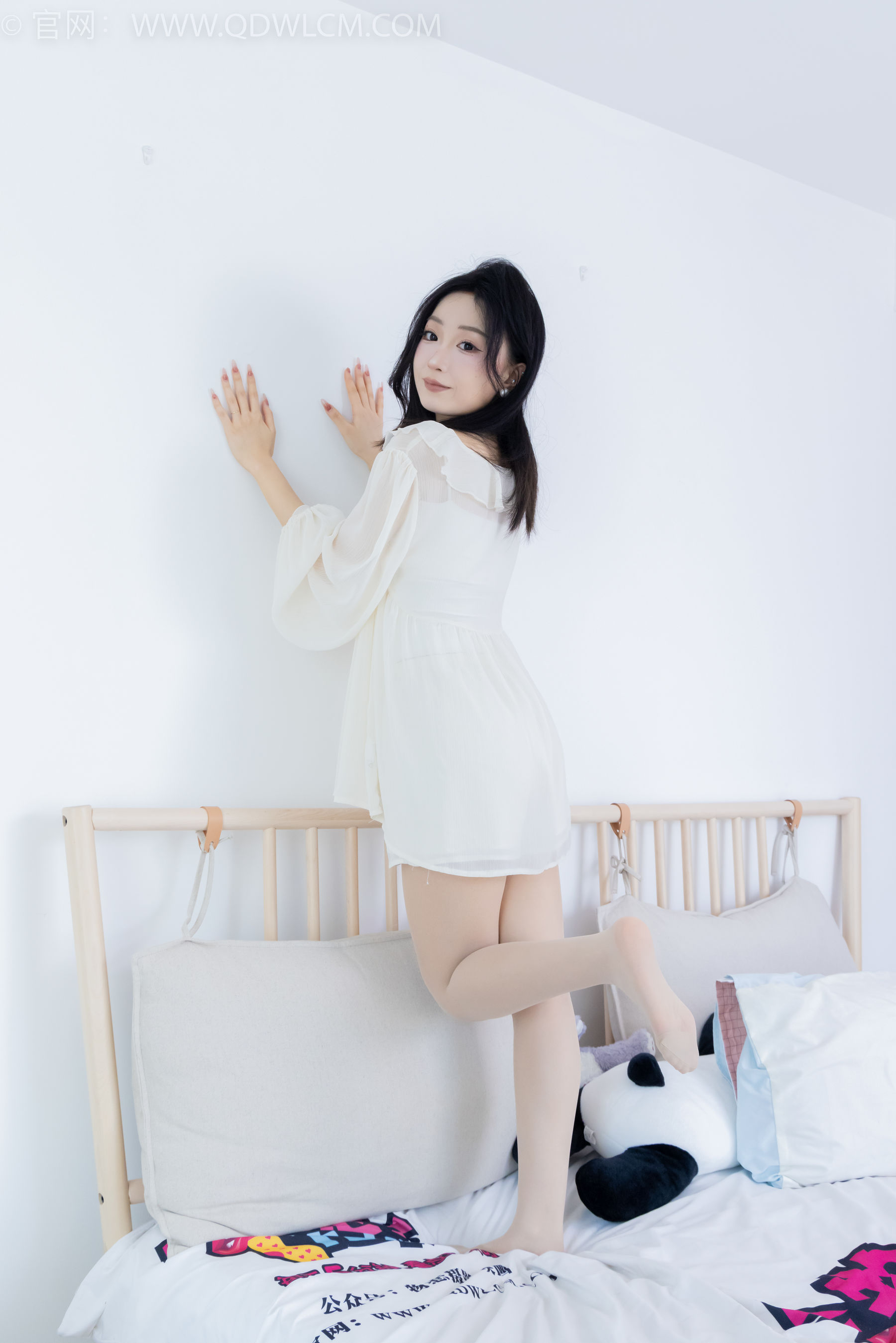 正妹嘟嘟白色蕾丝短裙肉丝美腿居家写真