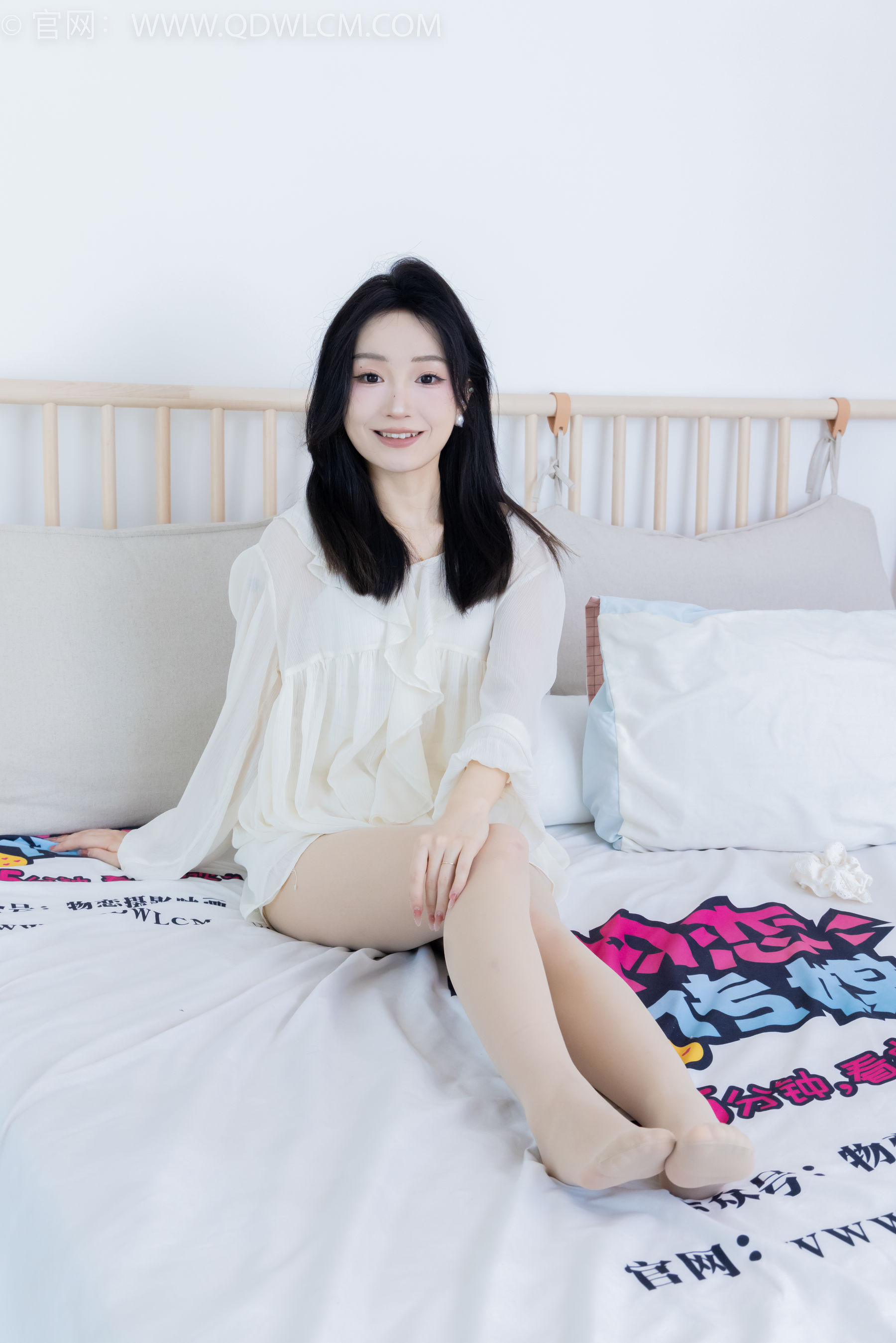 正妹嘟嘟白色蕾丝短裙肉丝美腿居家写真