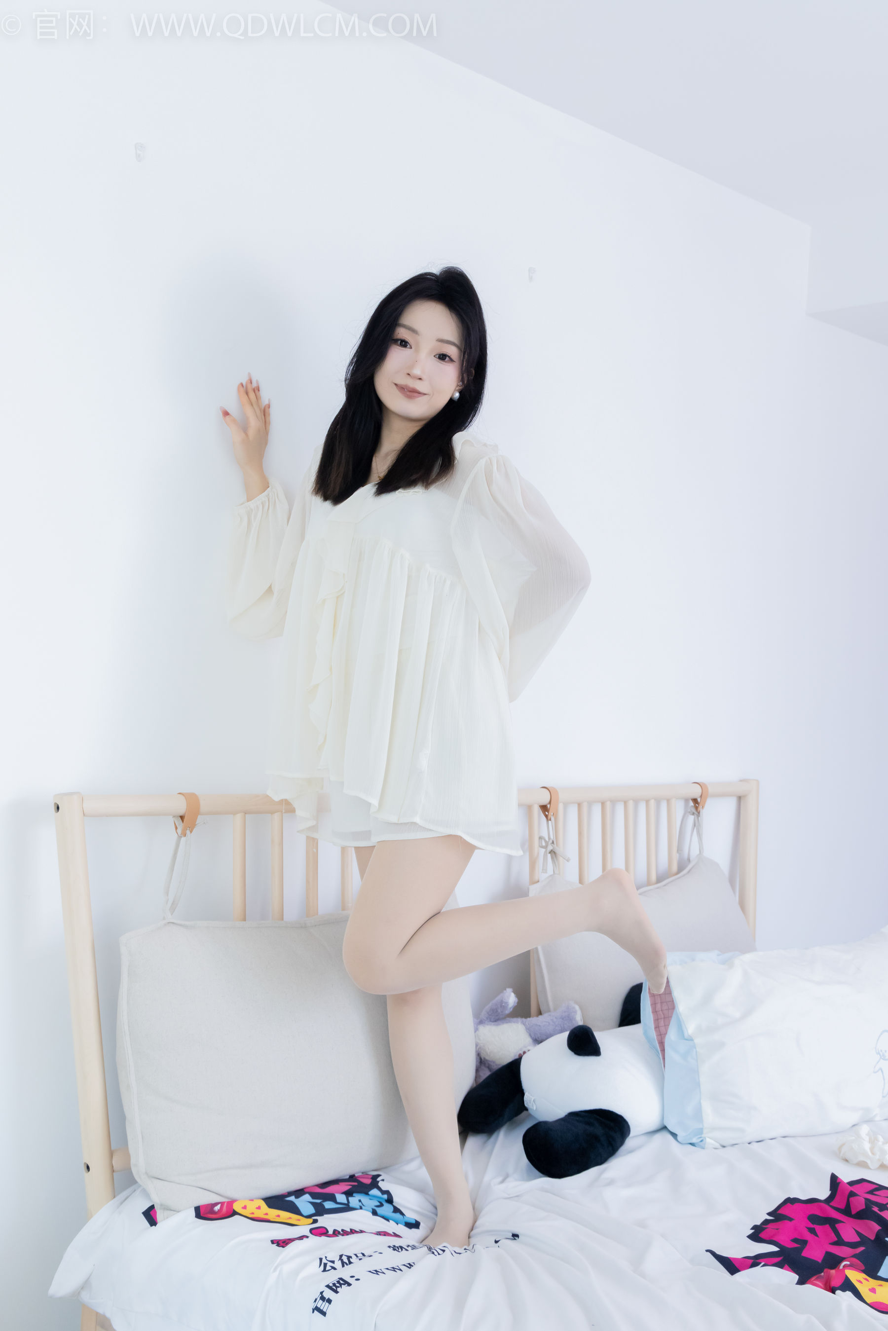 正妹嘟嘟白色蕾丝短裙肉丝美腿居家写真