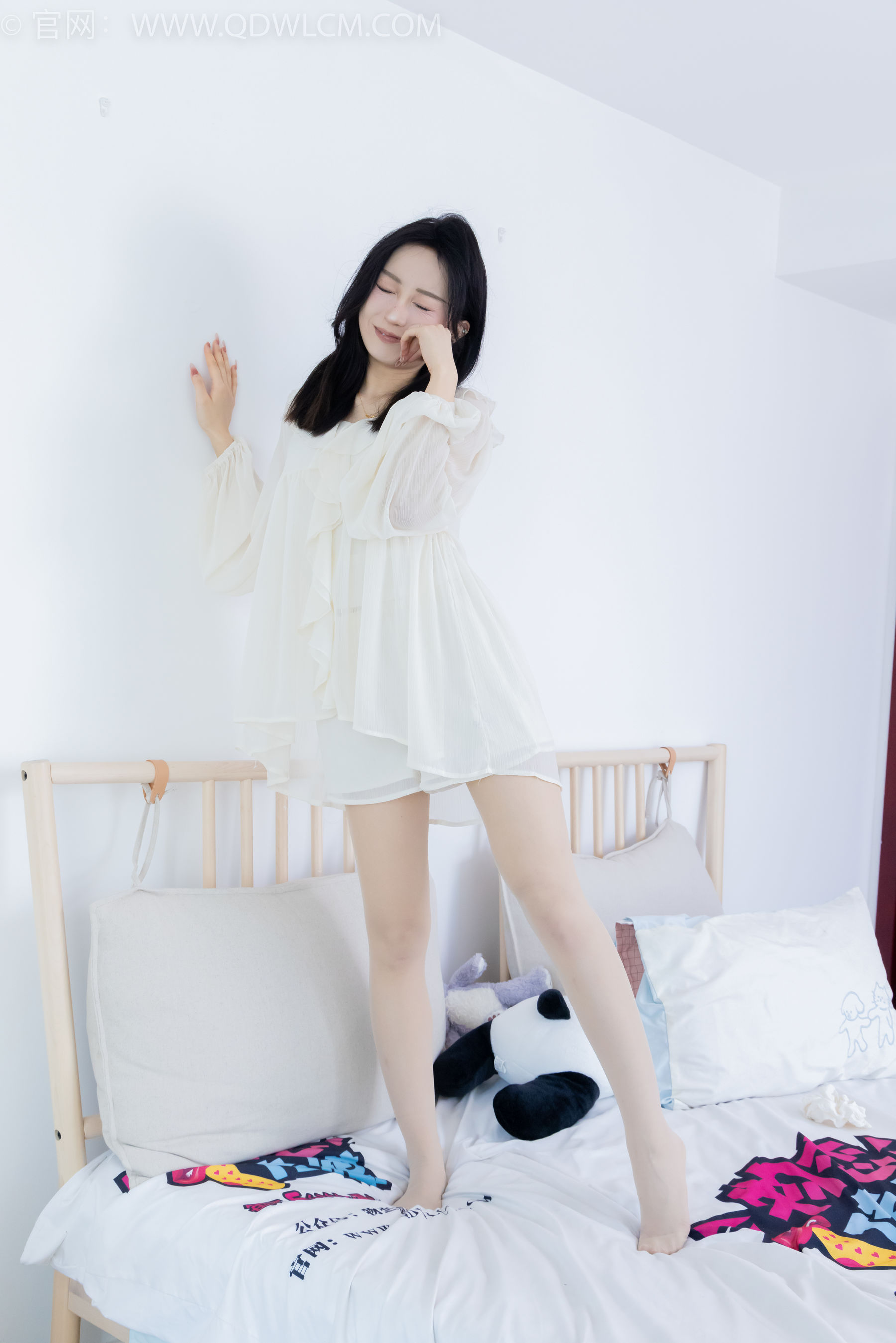 正妹嘟嘟白色蕾丝短裙肉丝美腿居家写真