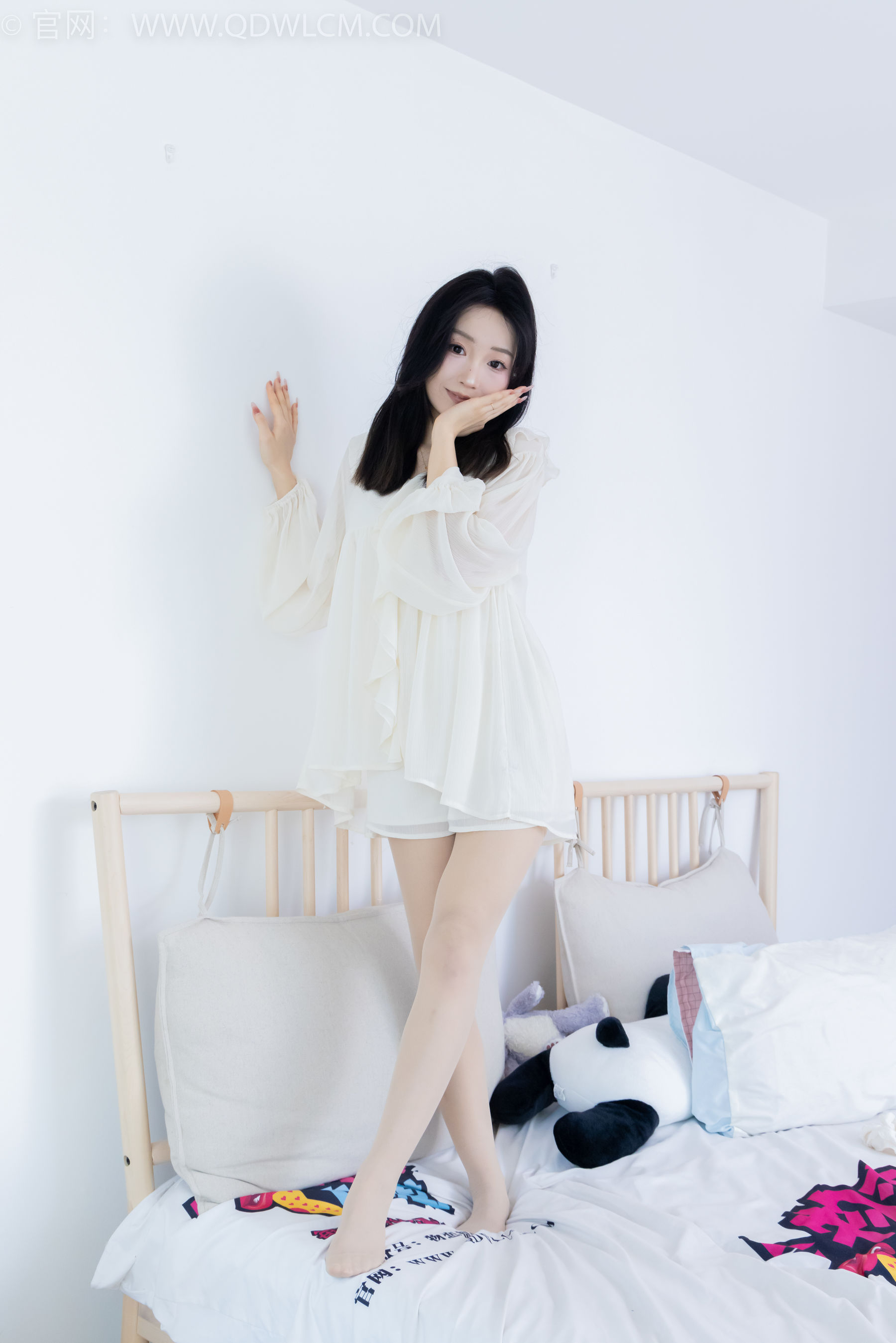 正妹嘟嘟白色蕾丝短裙肉丝美腿居家写真