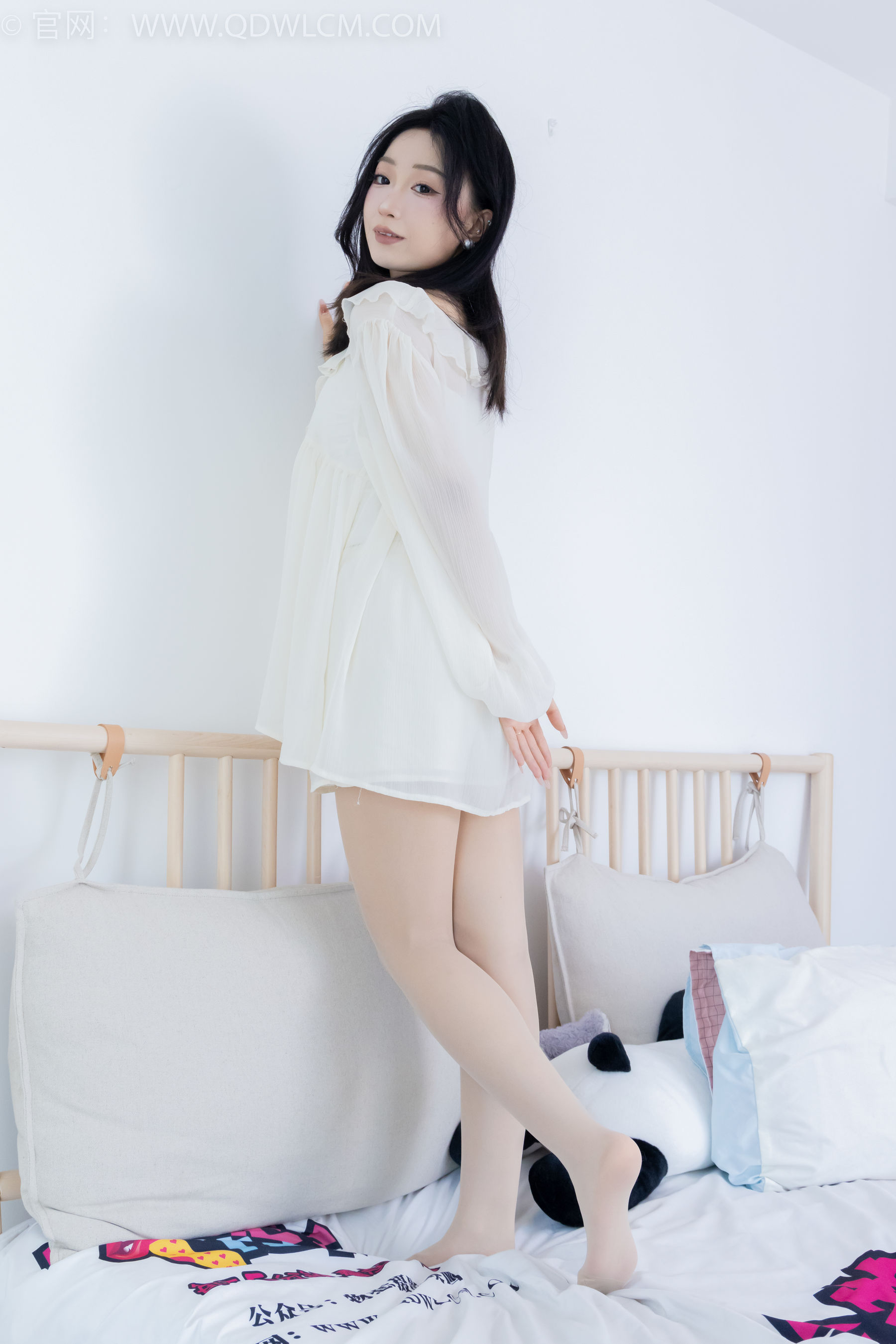 正妹嘟嘟白色蕾丝短裙肉丝美腿居家写真