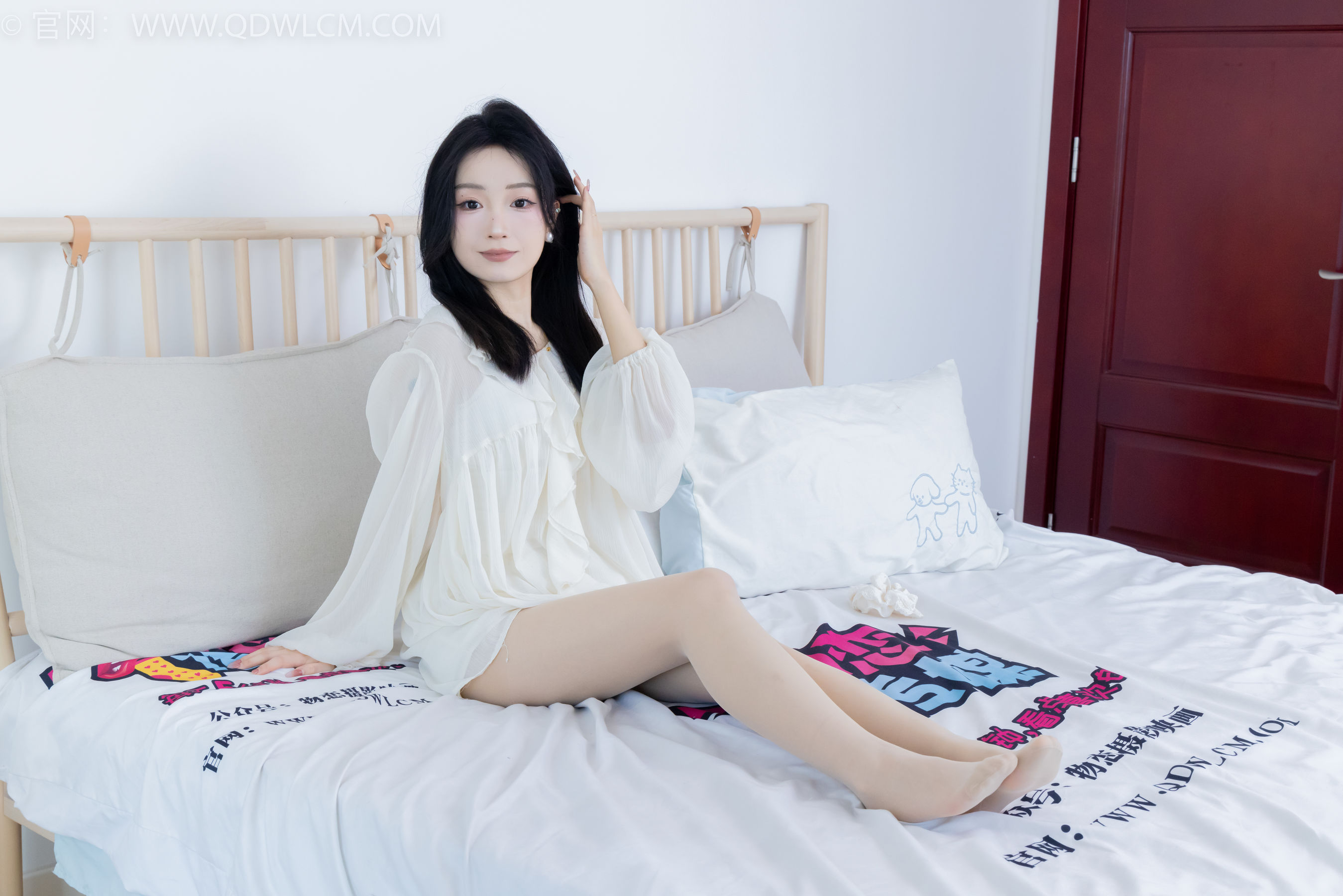 正妹嘟嘟白色蕾丝短裙肉丝美腿居家写真