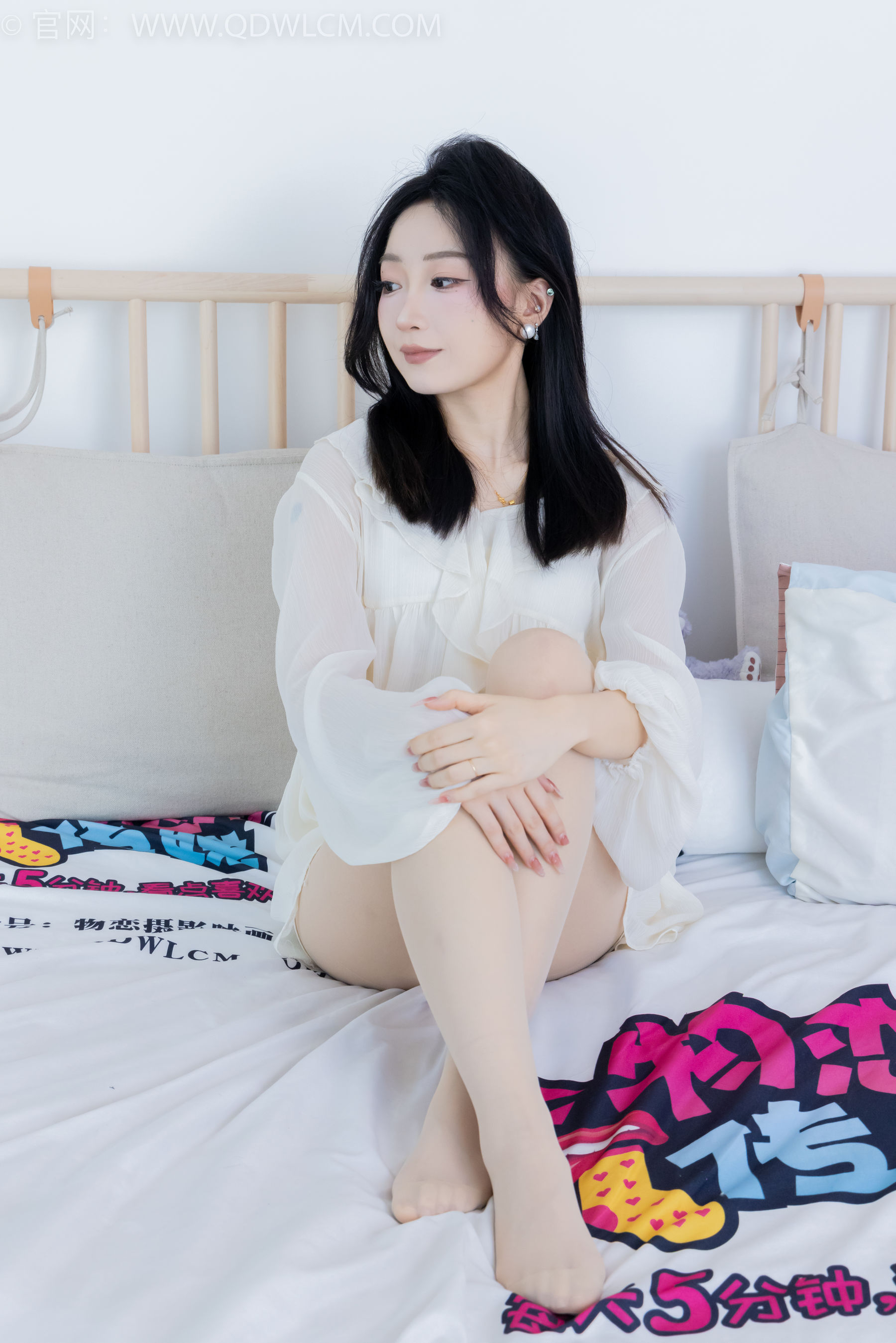 正妹嘟嘟白色蕾丝短裙肉丝美腿居家写真