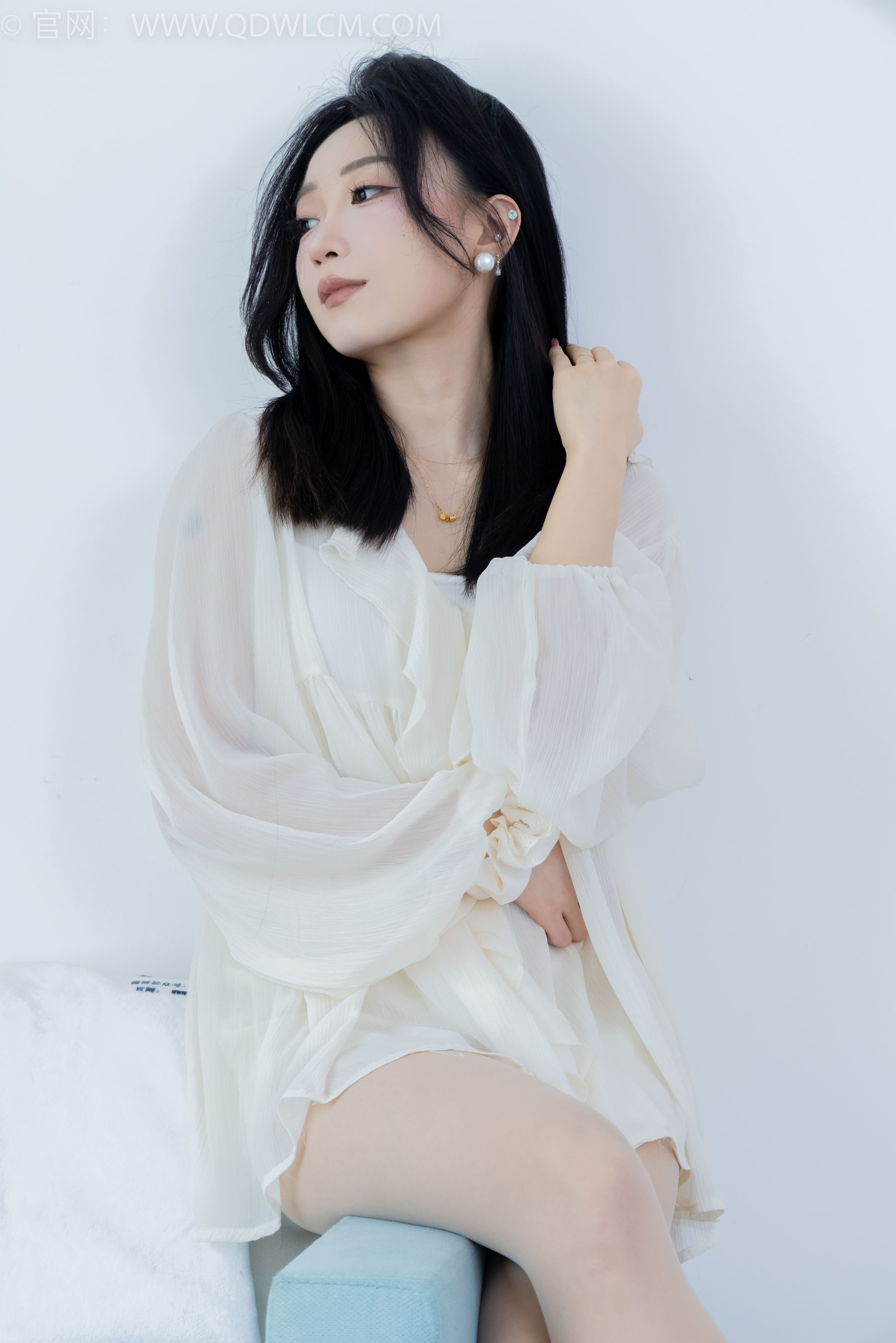 正妹嘟嘟白色蕾丝短裙肉丝美腿居家写真