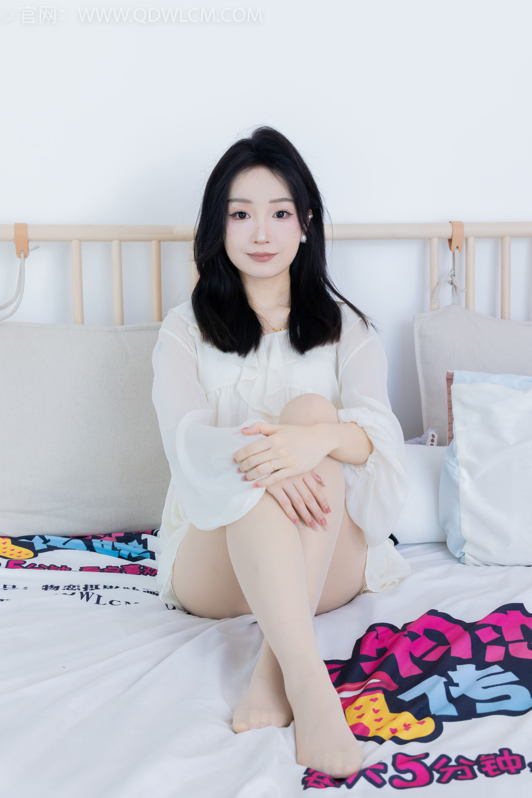 正妹嘟嘟白色蕾丝短裙肉丝美腿居家写真